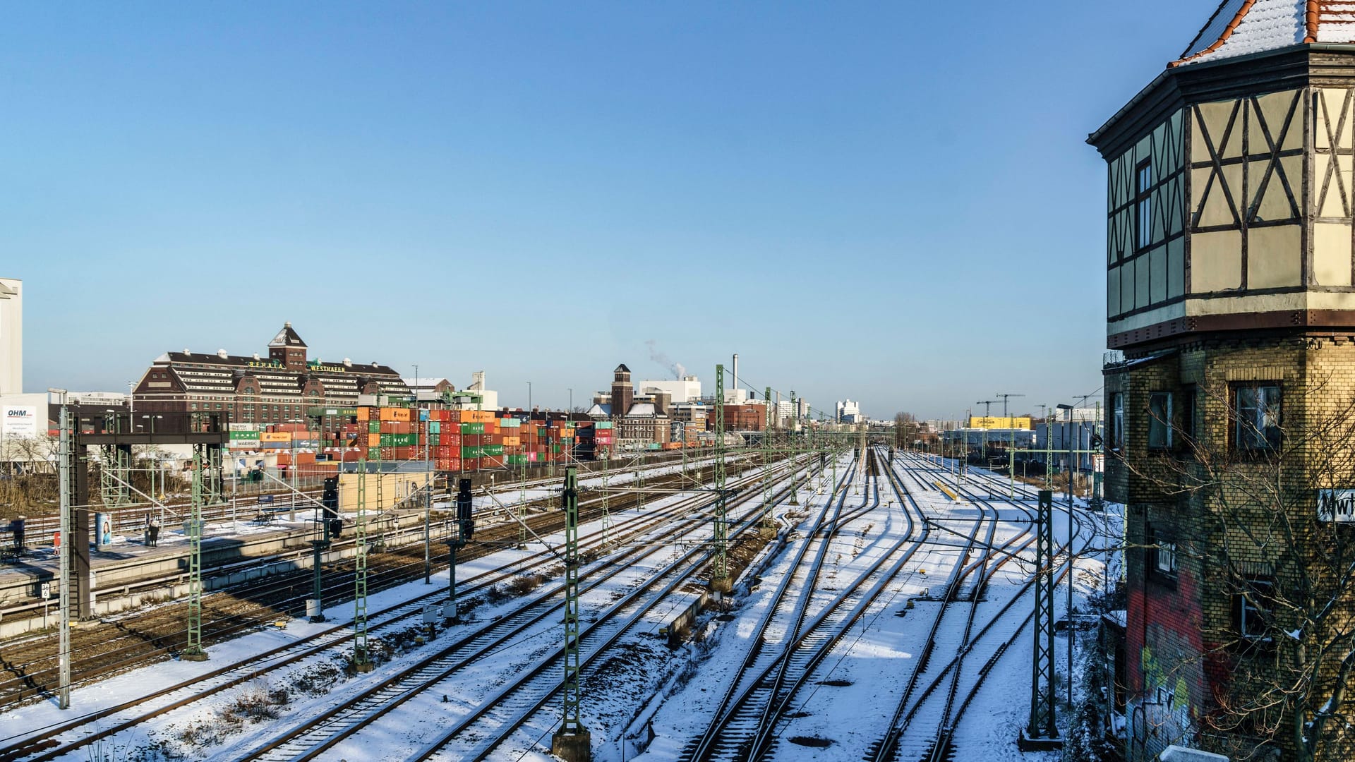 Bahngleise am Westhafen (Archivfoto): Der Verkehr kam hier am Montagabend zum Erliegen.