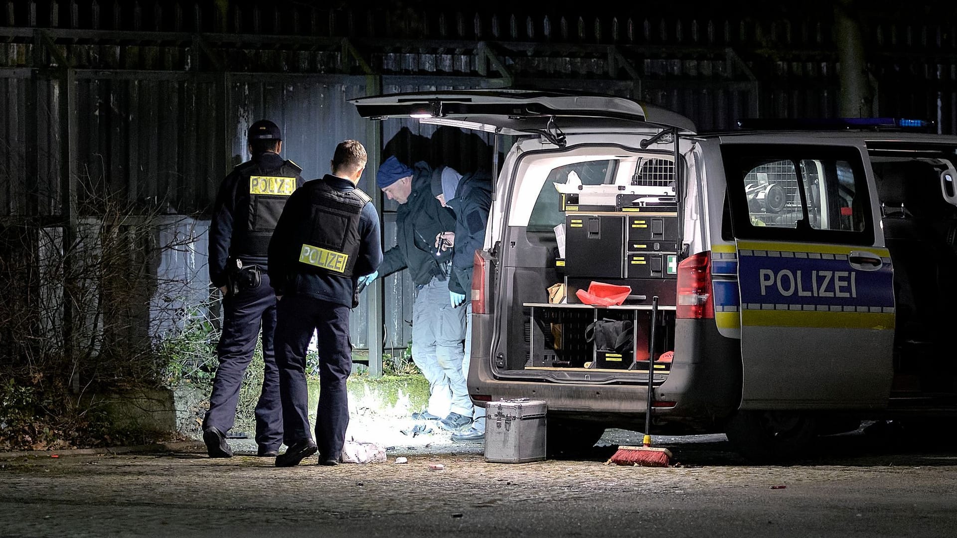 Detonation an Zaun von Polizeigebäude in Berlin