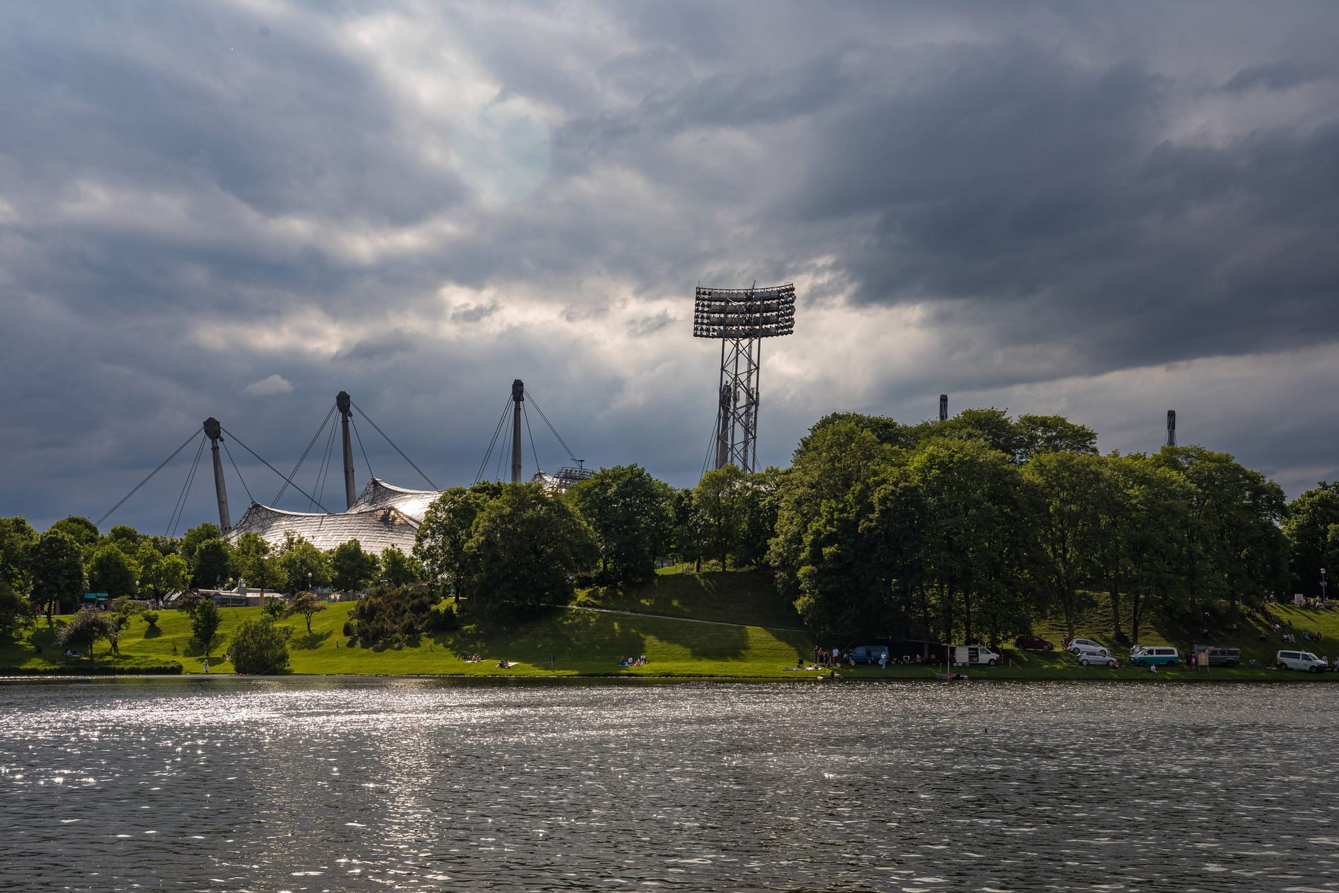 Graue Wolken über dem Olympiapark (Archivbild):