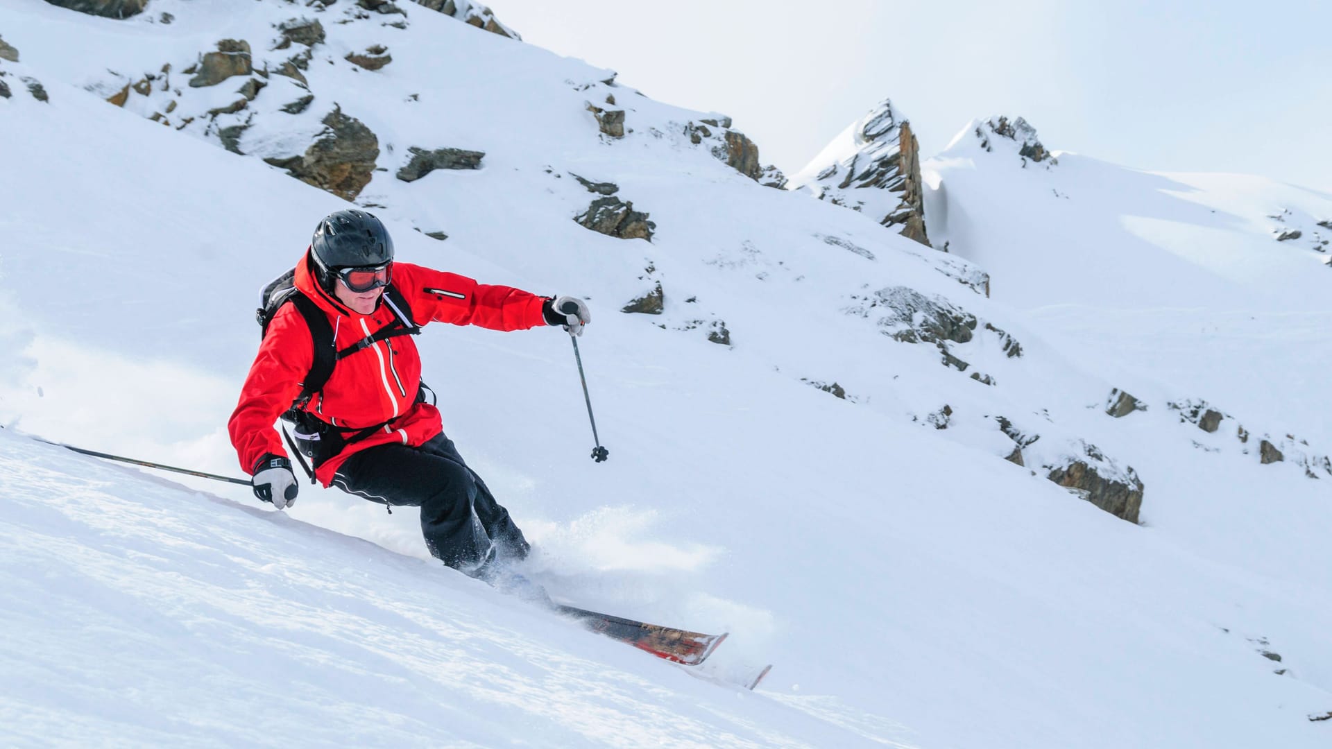 Ein Skifahrer im Skigebiet Grand Montets, Argentiere: Am Dienstag kam es hier zu einer großen Lawine.