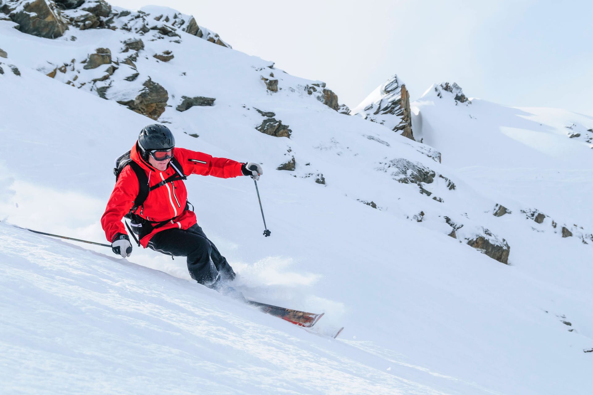 Ein Skifahrer im Skigebiet Grand Montets, Argentiere: Am Dienstag kam es hier zu einer großen Lawine.