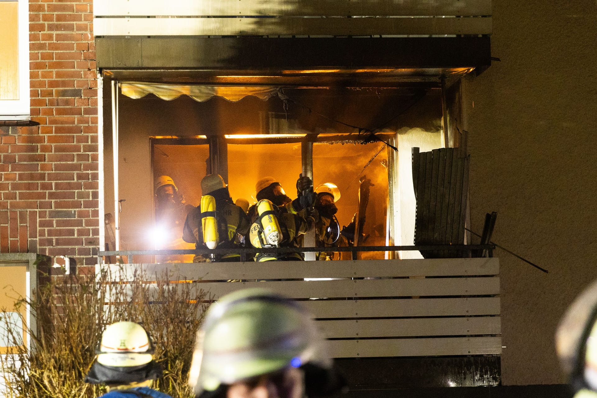 Beim Eintreffen der Feuerwehr schlugen bereits Flammen aus der Wohnung