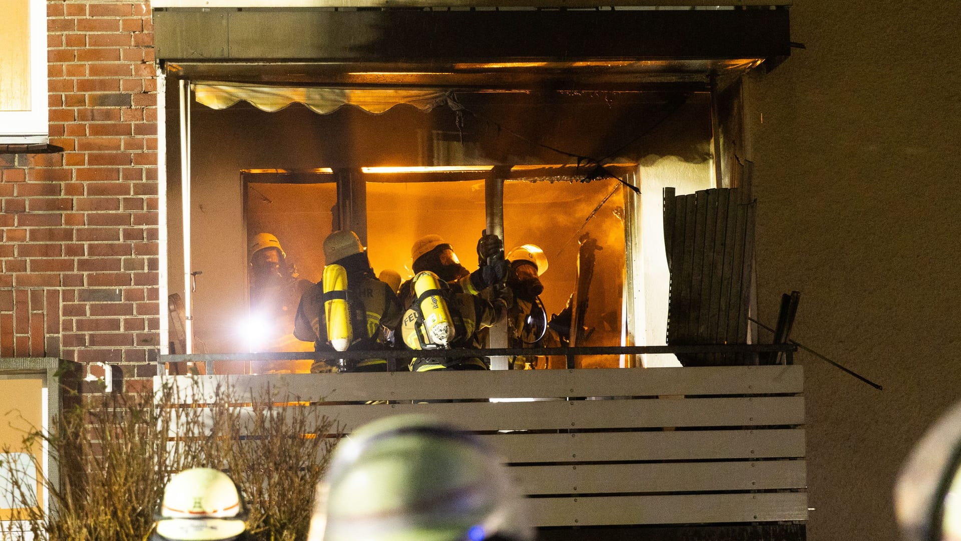 Beim Eintreffen der Feuerwehr schlugen bereits Flammen aus der Wohnung