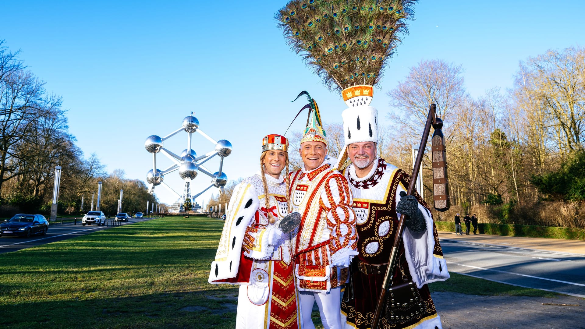 Prinz René I., Bauer Michael und Jungfrau Marlis in Brüssel: Das Dreigestirn vor dem Atomium in Brüssel.