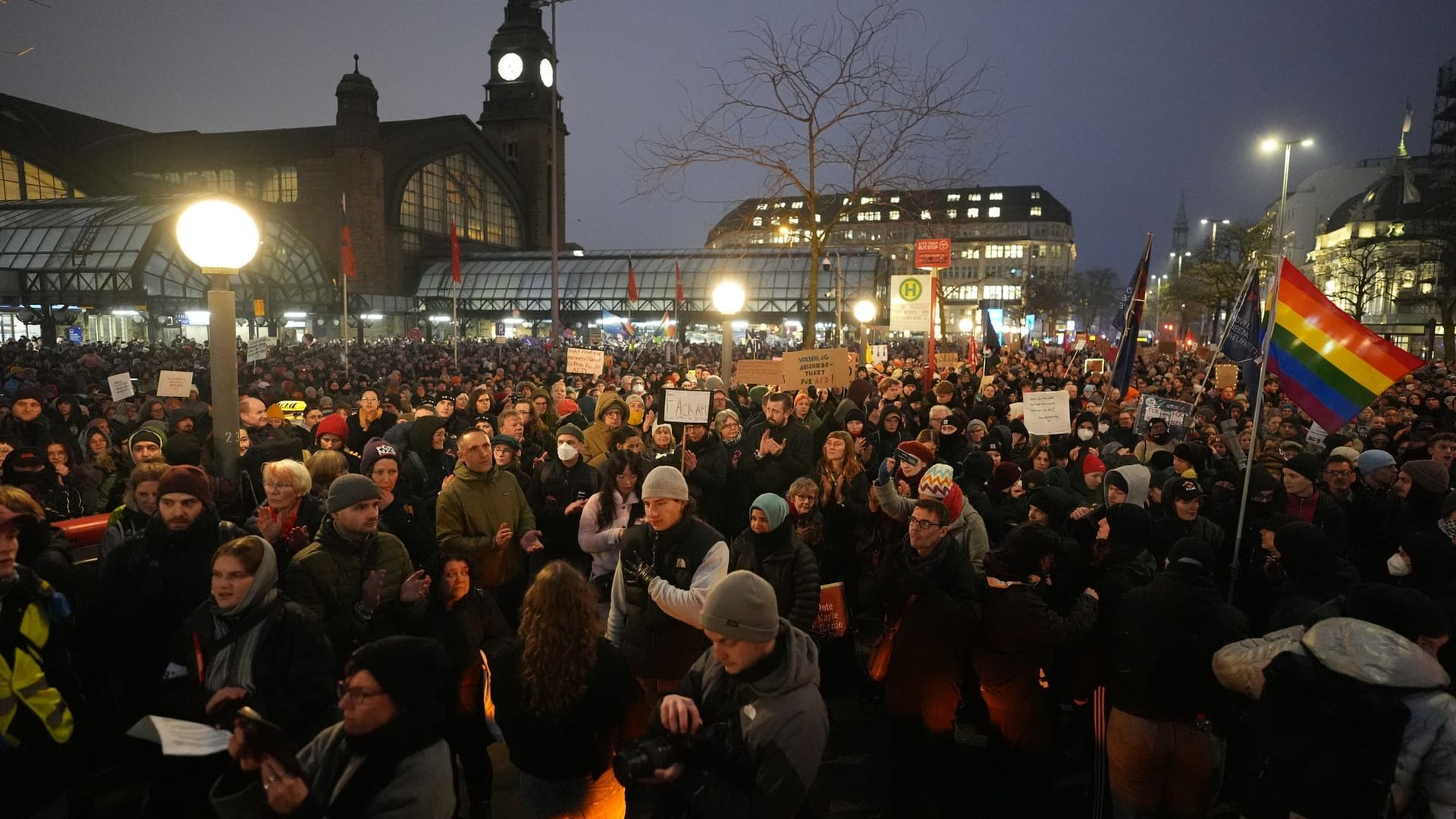 Teilnehmer der Demonstration "Alle gemeinsam gegen die AfD" am Abend in Hamburg.