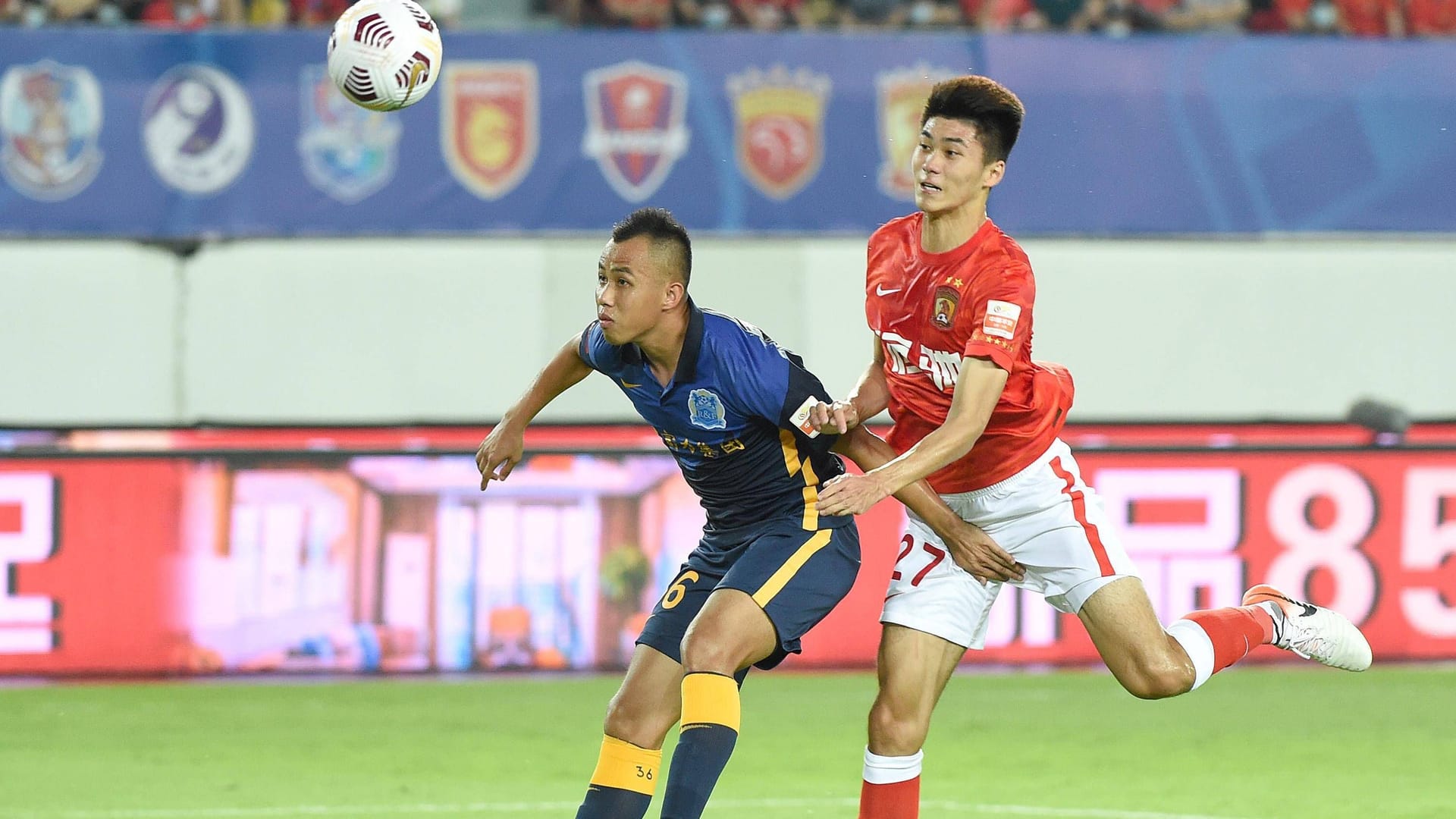 Ein Spieler von Guangzhou FC (r.) bei einem Zweikampf vor wenigen Jahren: Der einst erfolgreiche Klub steht vor dem Kollaps.