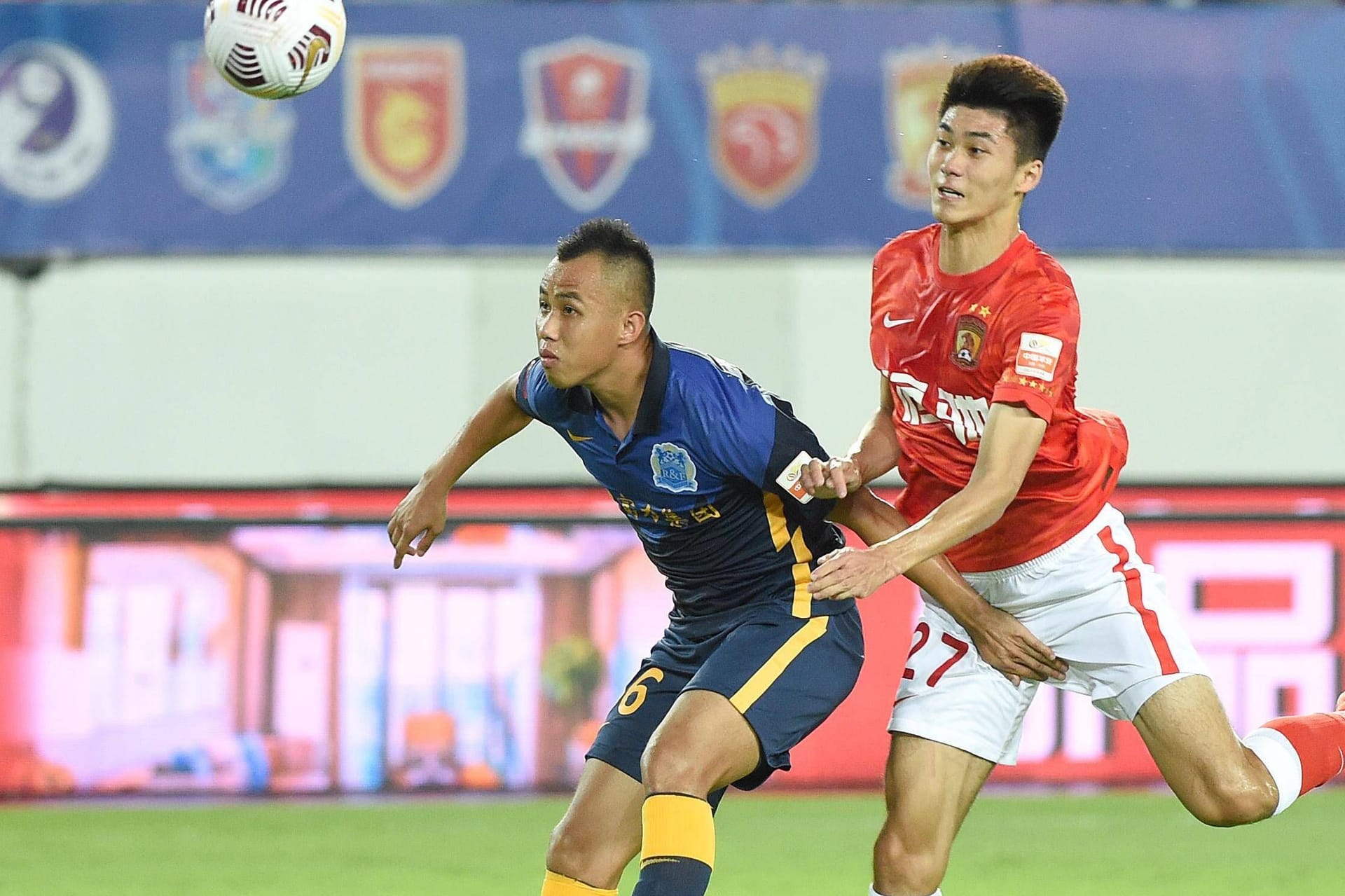 Ein Spieler von Guangzhou FC (r.) bei einem Zweikampf vor wenigen Jahren: Der einst erfolgreiche Klub steht vor dem Kollaps.