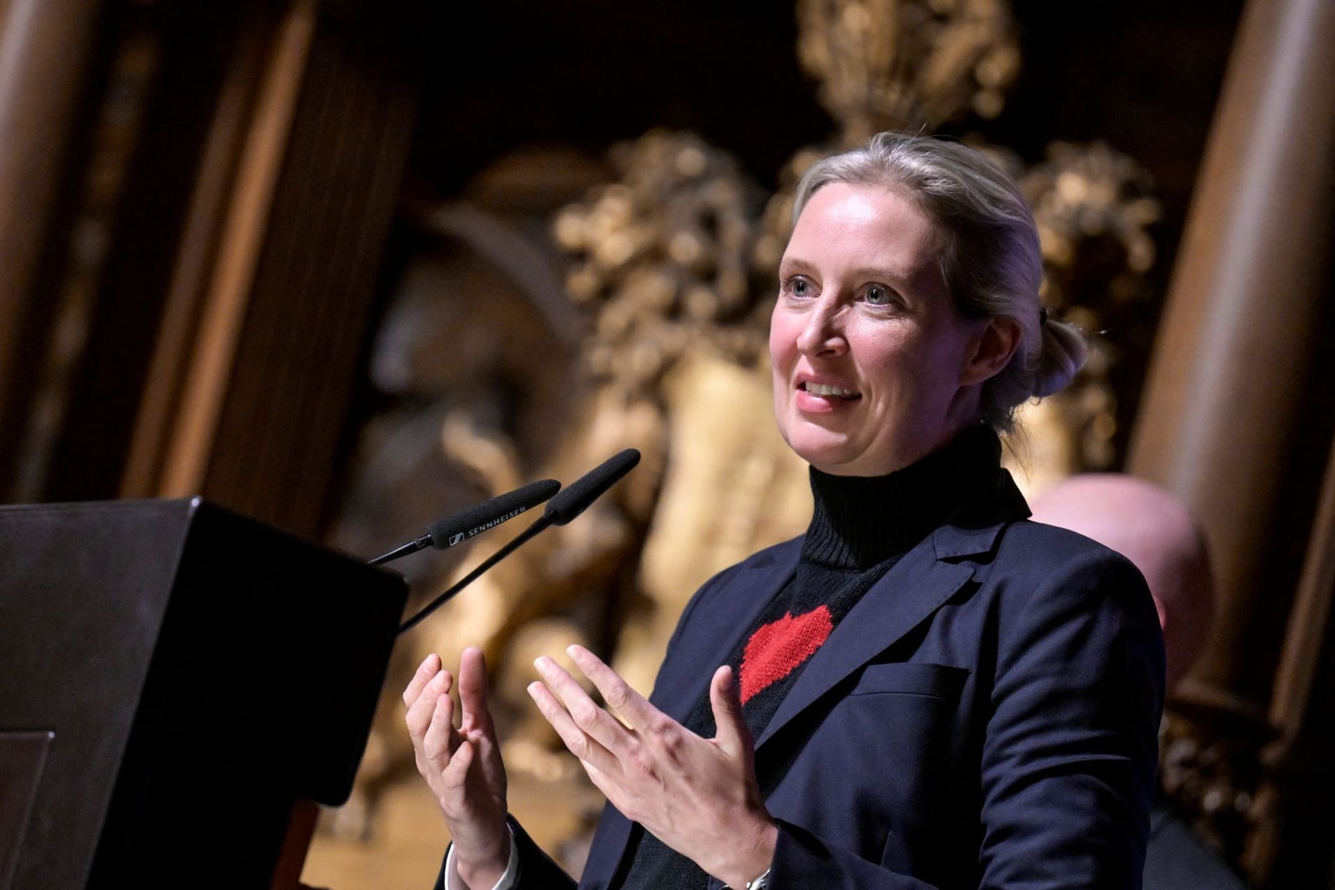 Alice Weidel bei ihrer Rede im Rathaus: Die AfD-Kanzlerkandidatin sorgte in Hamburg nicht nur durch ihren Auftritt für Aufsehen.