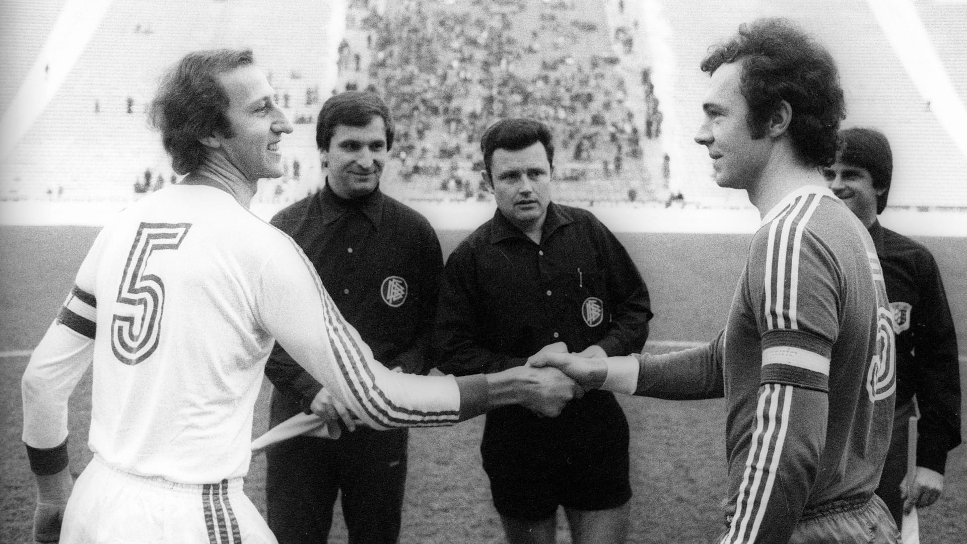 Rudolf Grosser (l.) begrüßt Franz Beckenbauer.