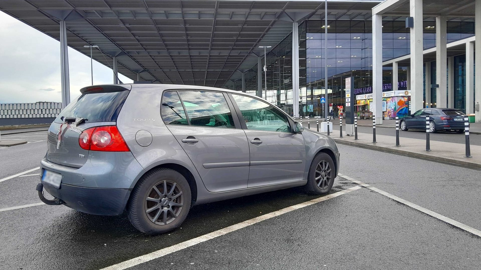 27.01.2025, Brandenburg, Schönefeld: Ein Fahrzeug steht auf dem Kurzzeitparkplatz des Flughafen n Berlin Brandenburg BER. In Berlin macht das Auto Schlagzeilen, für das mittlerweile rund 200.000 Euro Parkgebühren aufgelaufen sein sollen. Seit über einem Jahr stehe der Golf auf dem Kurzzeitparkplatz des Flughafen BER, bei einer Tagesgebühr von über 550 Euro sei für den Halter inzwischen ganz schön was zusammengekommen, berichtet die «Berliner Zeitung». Foto: Anja Sokolow/dpa-Zentralbild/dpa - ACHTUNG: Das Kennzeichen wurde aus rechtlichen Gründen gepixelt