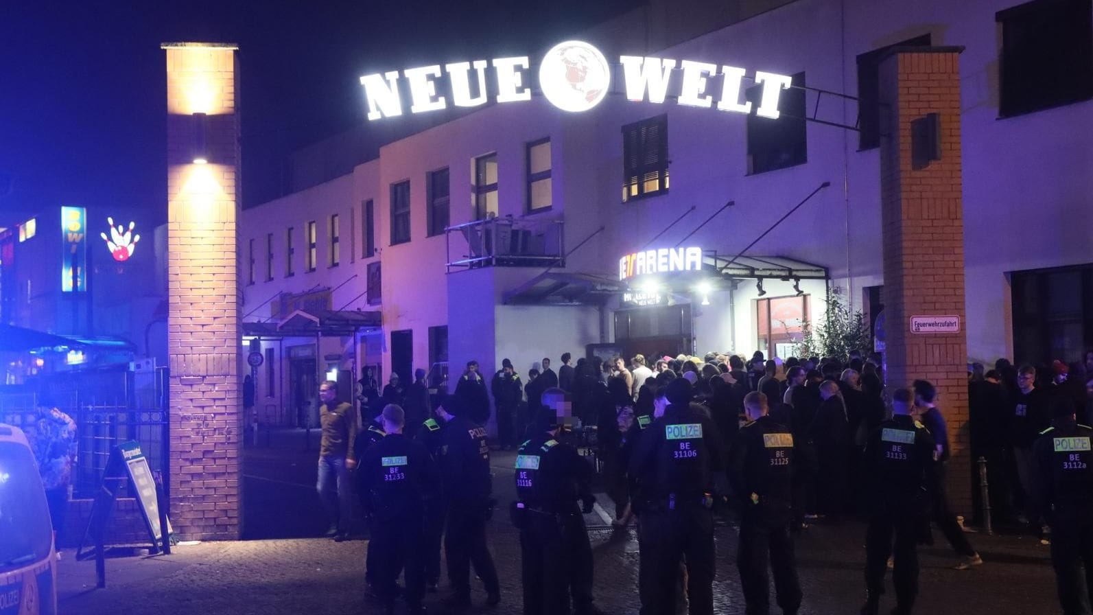 Polizisten und Konzertbesucher am Montagabend vor "Huxleys neuer Welt" in Neukölln.