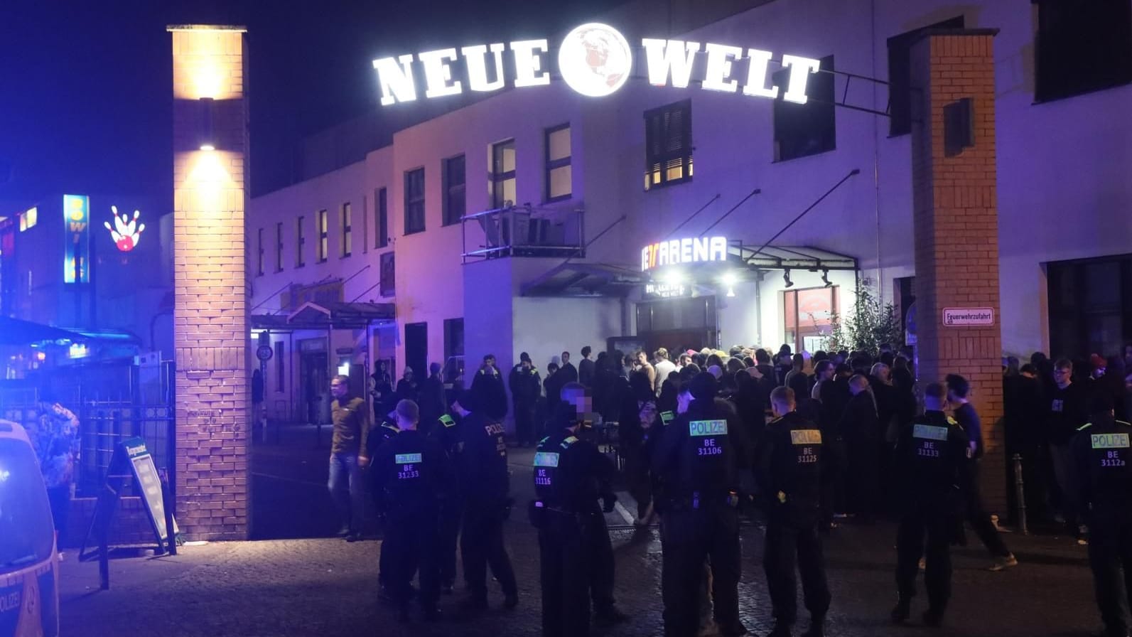 Polizisten und Konzertbesucher am Montagabend vor "Huxleys neuer Welt" in Neukölln.