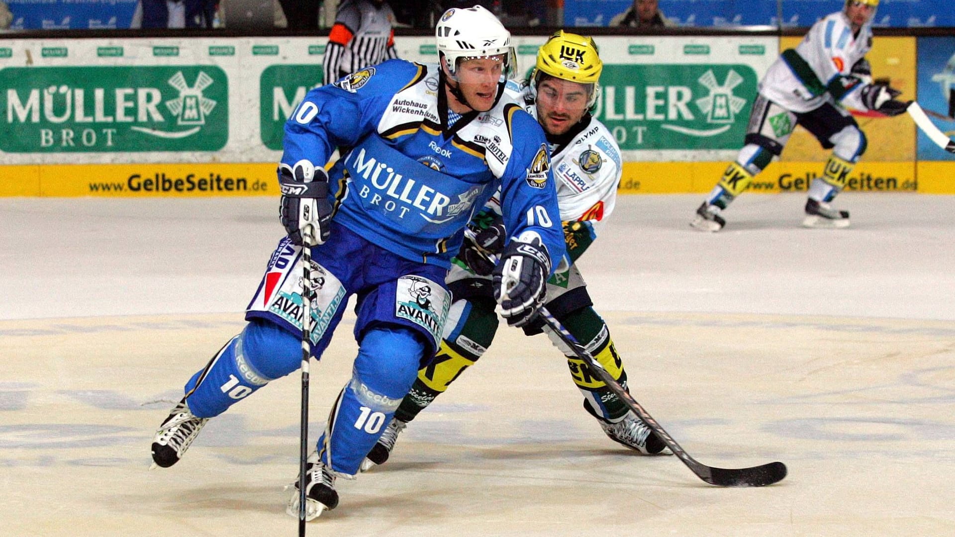 Der EHC München (in Blau) in der damaligen 2. Bundesliga im Jahr 2010 gegen die Bietigheim Steelers: Zwei Jahre später folgte der Einstieg von Red Bull.