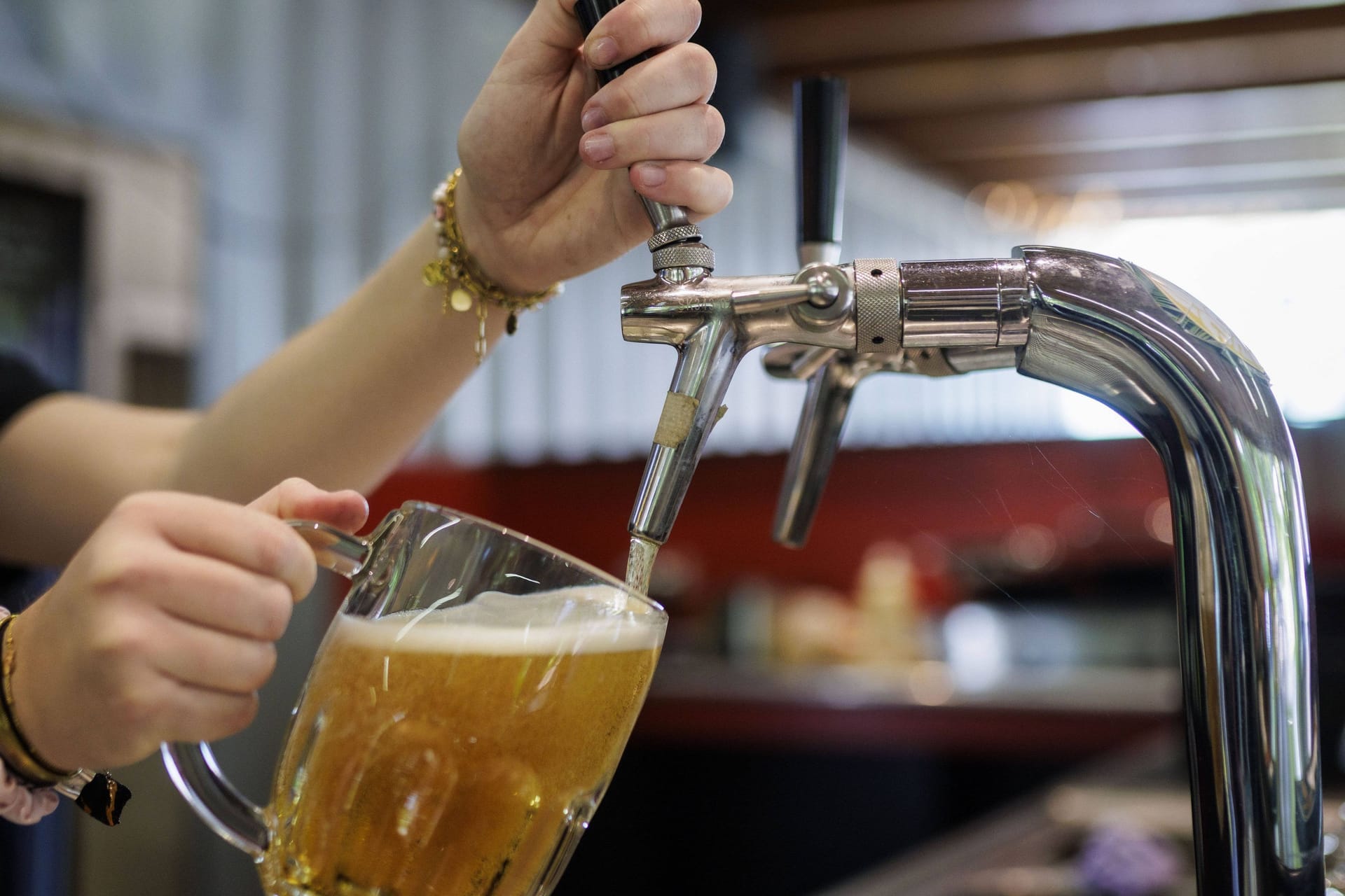 Bier wird gezapft (Symbolfoto): Eine Aktion im Ruhrgebiet soll Nichtwähler motivieren.