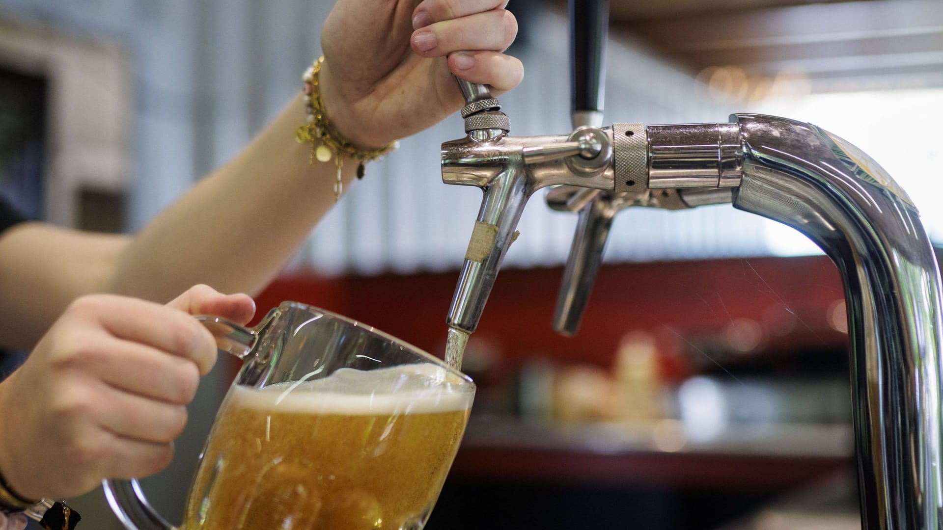 Bier wird gezapft (Symbolfoto): Eine Aktion im Ruhrgebiet soll Nichtwähler motivieren.