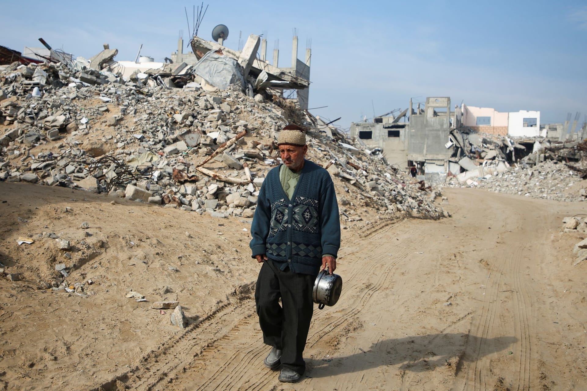 Ein Palästinenser in den Ruinen von Gaza (Symbolbild): Die eigentlich fertig ausgehandelte Waffenruhe könnte nun doch nicht kommen.