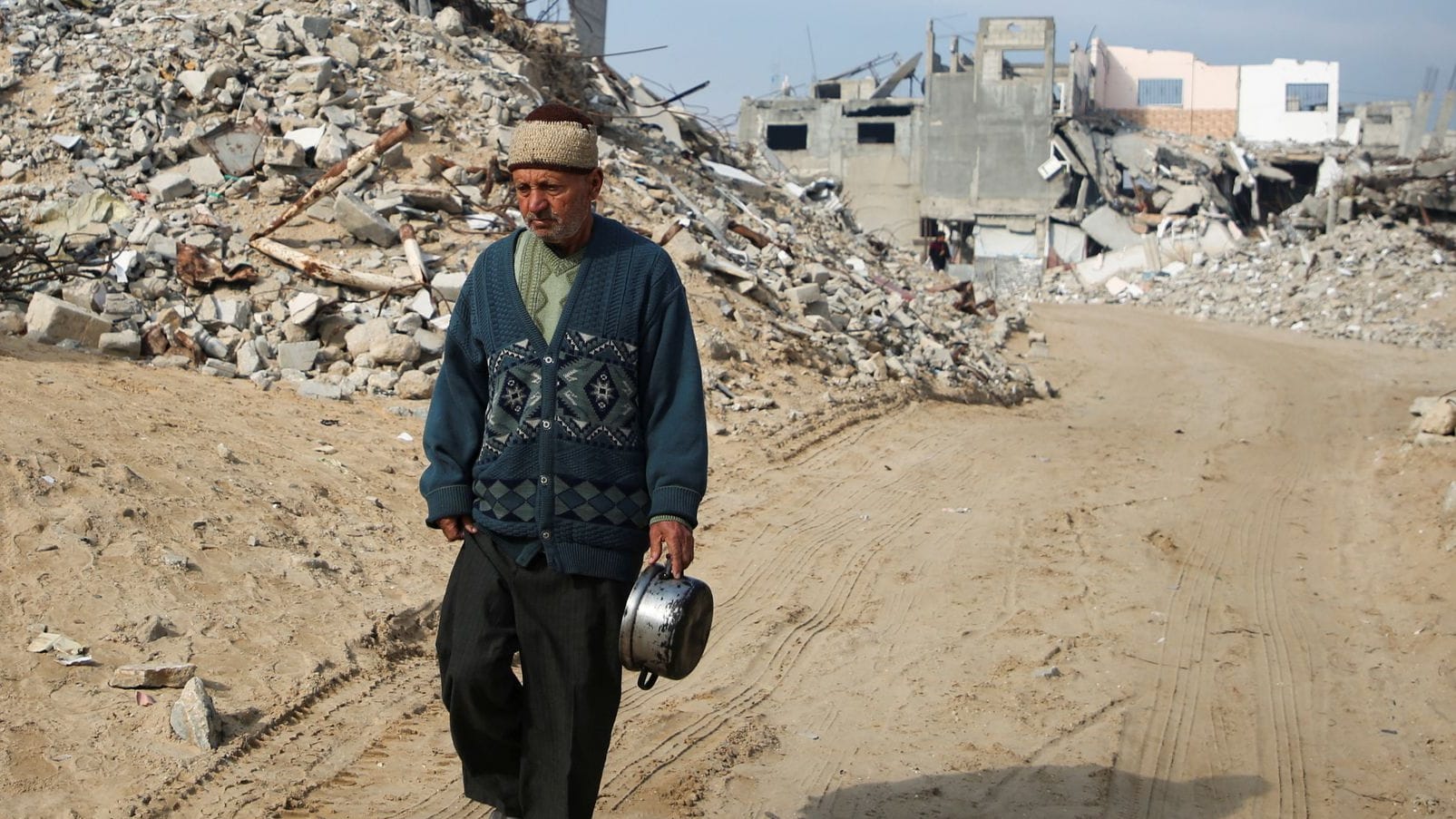 Ein Palästinenser in den Ruinen von Gaza (Symbolbild): Die eigentlich fertig ausgehandelte Waffenruhe könnte nun doch nicht kommen.