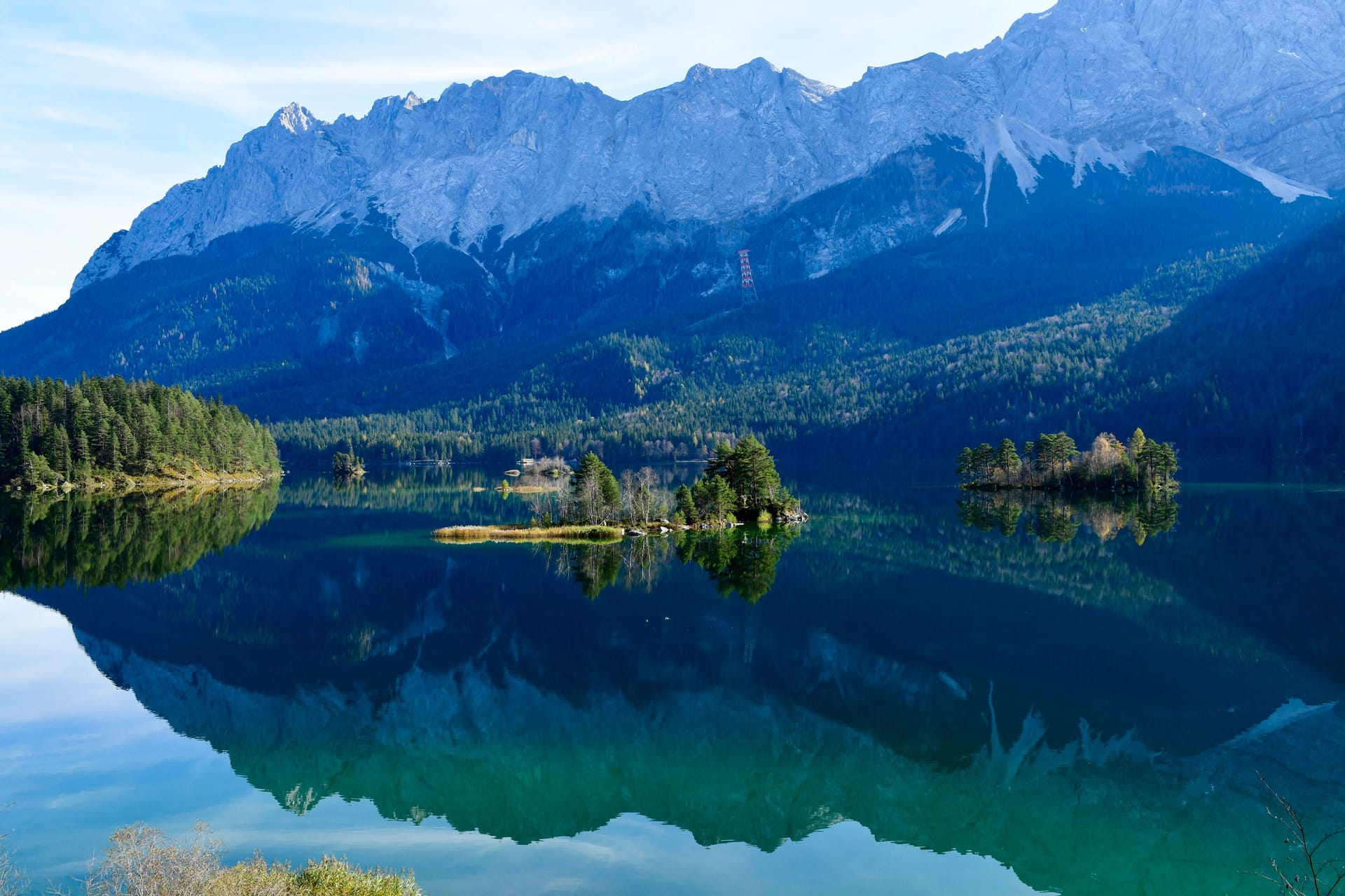 Die Alpen im Hintergrund: Der Rundweg um den Eibsee ist barrierefrei und dauert etwa zwei Stunden.