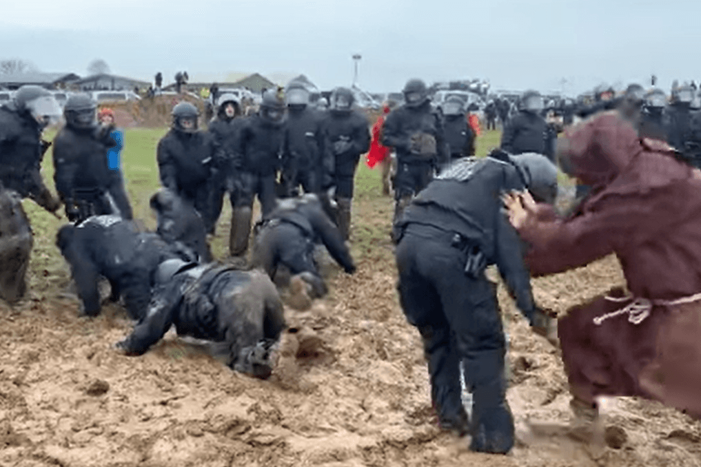 Der "Mönch von Lürtzerath" schubst einen Polizisten in den Schlamm (Archivbild): Der französische Aktivist ist für einige Klimaaktivisten zum Symbol ihres Protests geworden.