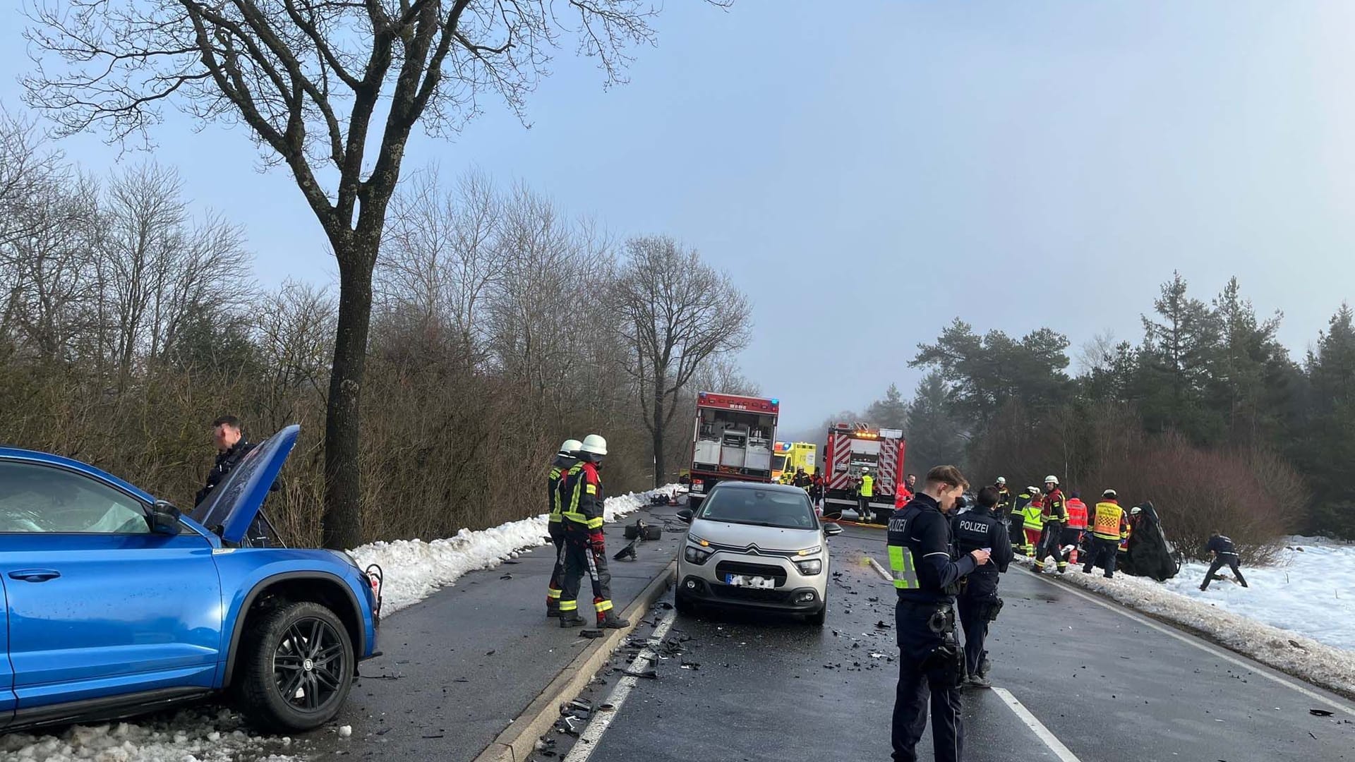 Der Unfall auf der B 399: Nach einem Frontalzusammenstoß wurden zwei Schwerverletzte ins Krankenhaus gebracht.