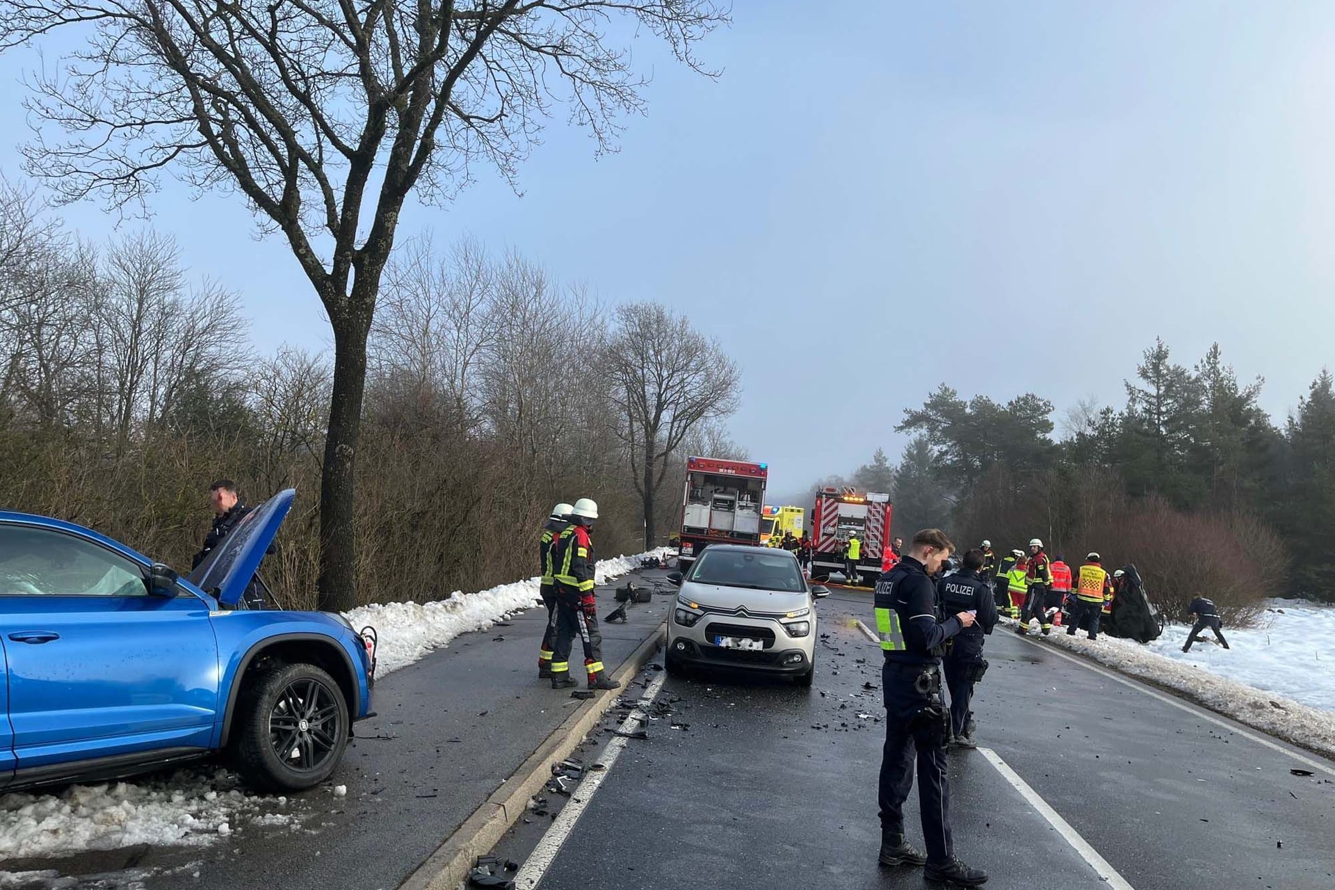 Der Unfall auf der B 399: Nach einem Frontalzusammenstoß wurden zwei Schwerverletzte ins Krankenhaus gebracht.