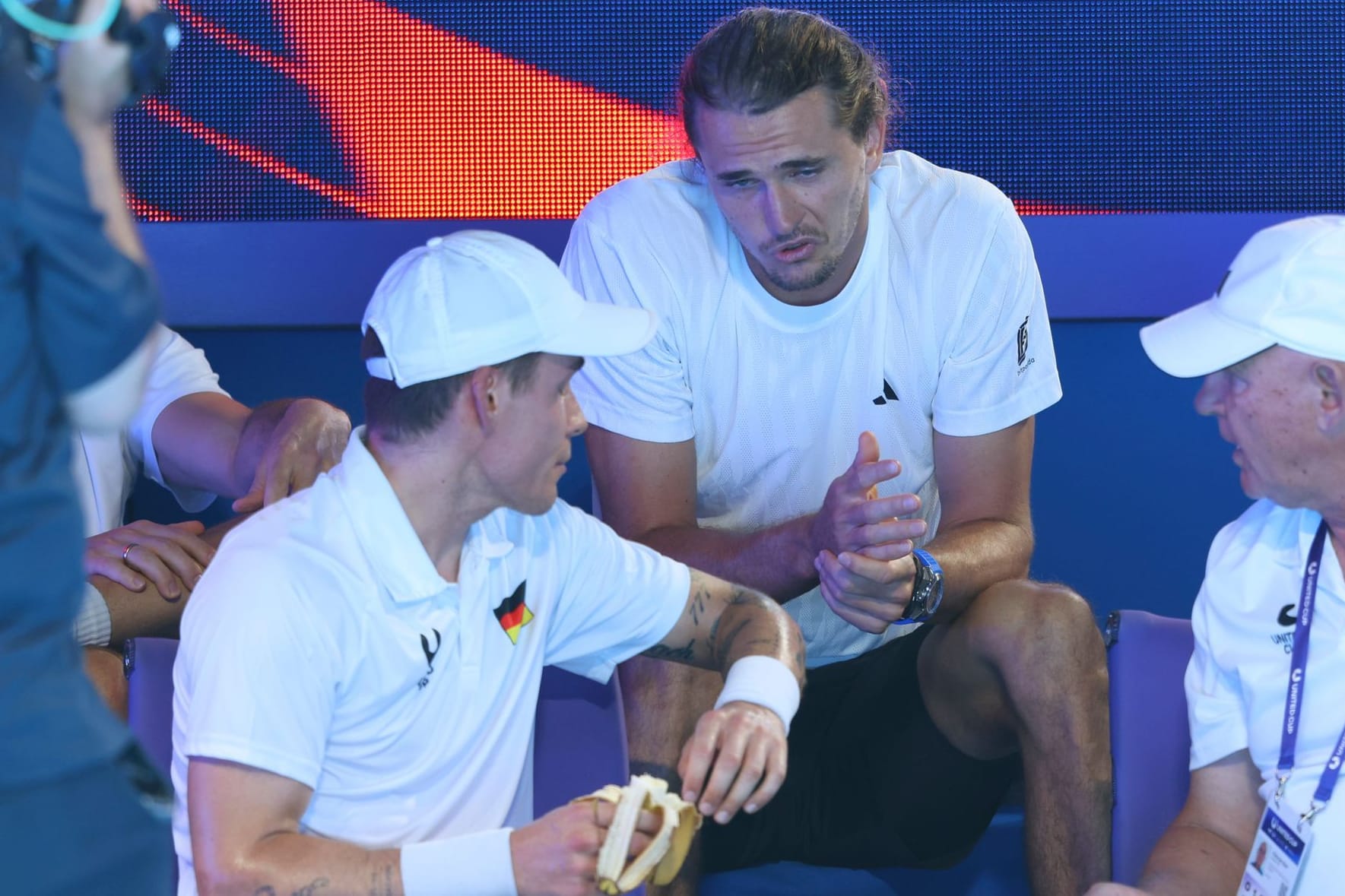 Alexander Zverev im Gespräch mit seinem Ersatzmann Daniel Masur: Mitte Januar beginnen die Australian Open.