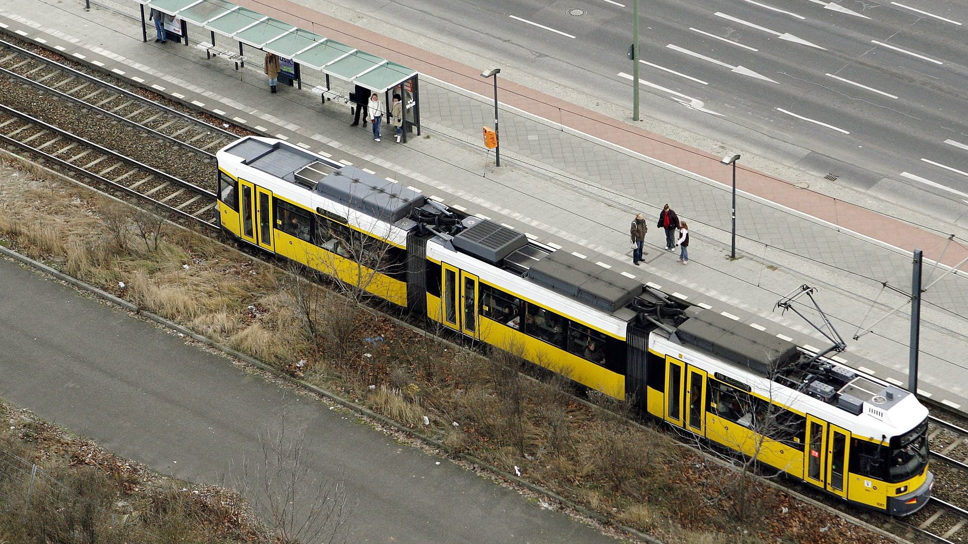 Straßenbahnhaltestelle in Berlin (Symbolbild): In Marzahn hat ein Passant einen Mann per Tritt verletzt.