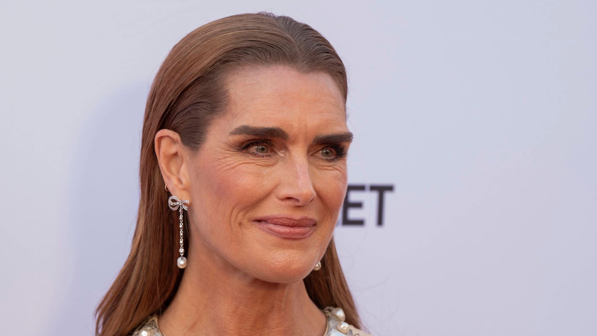 Brooke Shields: Der Filmstar teilt intime Erlebnisse aus der Vergangenheit.