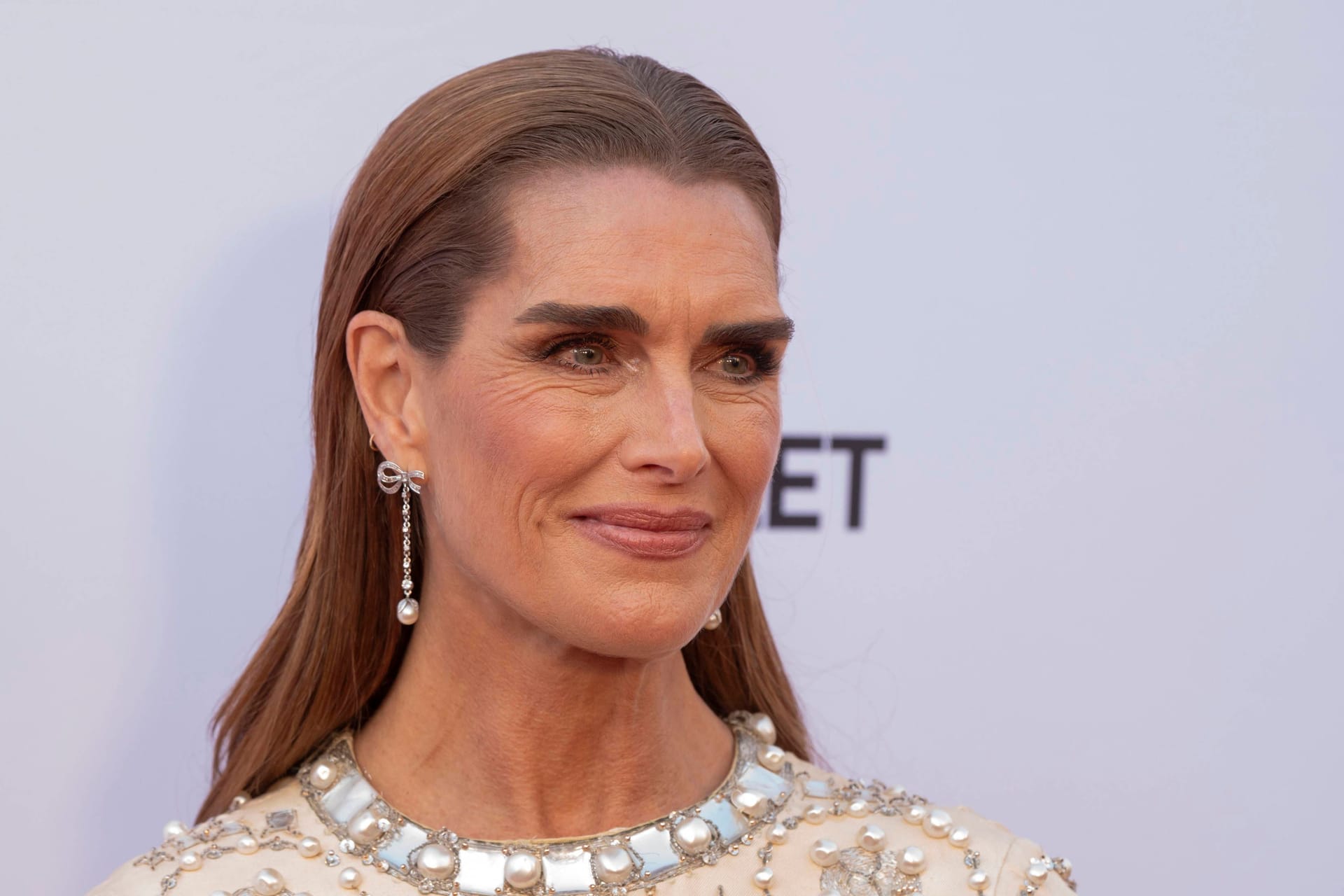 Brooke Shields: Der Filmstar teilt intime Erlebnisse aus der Vergangenheit.