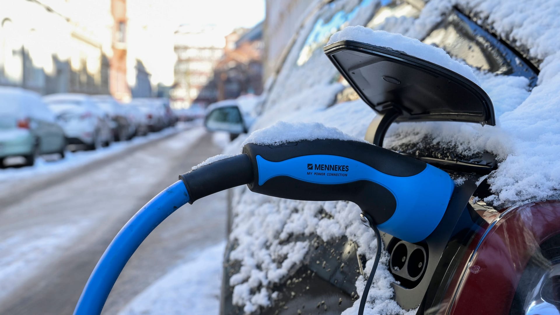 Elektroauto im Winter: Was sonst Energie spart, kann bei Winterwetter zur gefährlichen Rutschpartie führen.