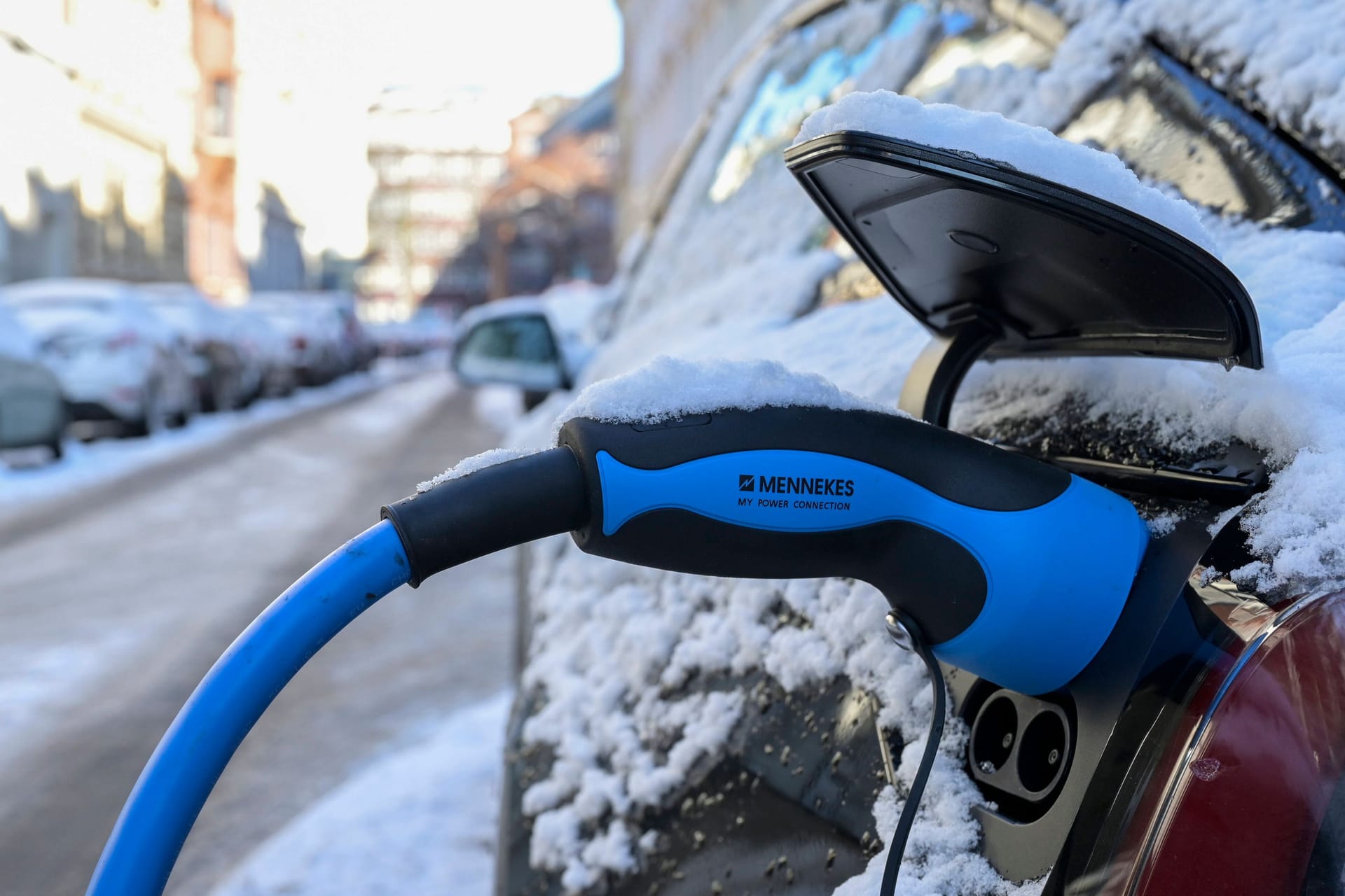 Elektroauto im Winter: Was sonst Energie spart, kann bei Winterwetter zur gefährlichen Rutschpartie führen.