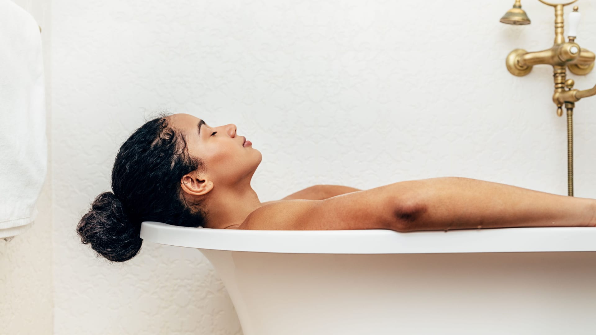 Eine Frau liegt in der Badewanne.