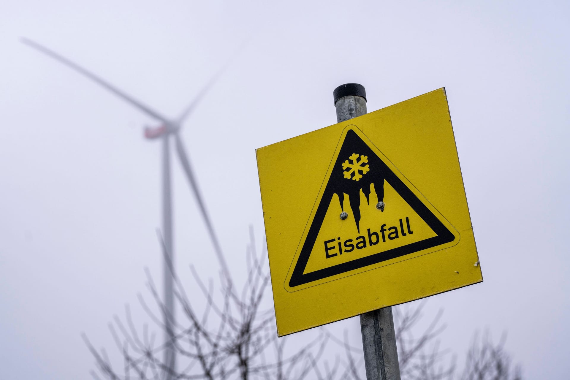 Ein Schild warnt vor gefährlichen Eiszapfen: In Köln und der Region drohen am Wochenende eisige Temperaturen von bis zu -8 Grad.