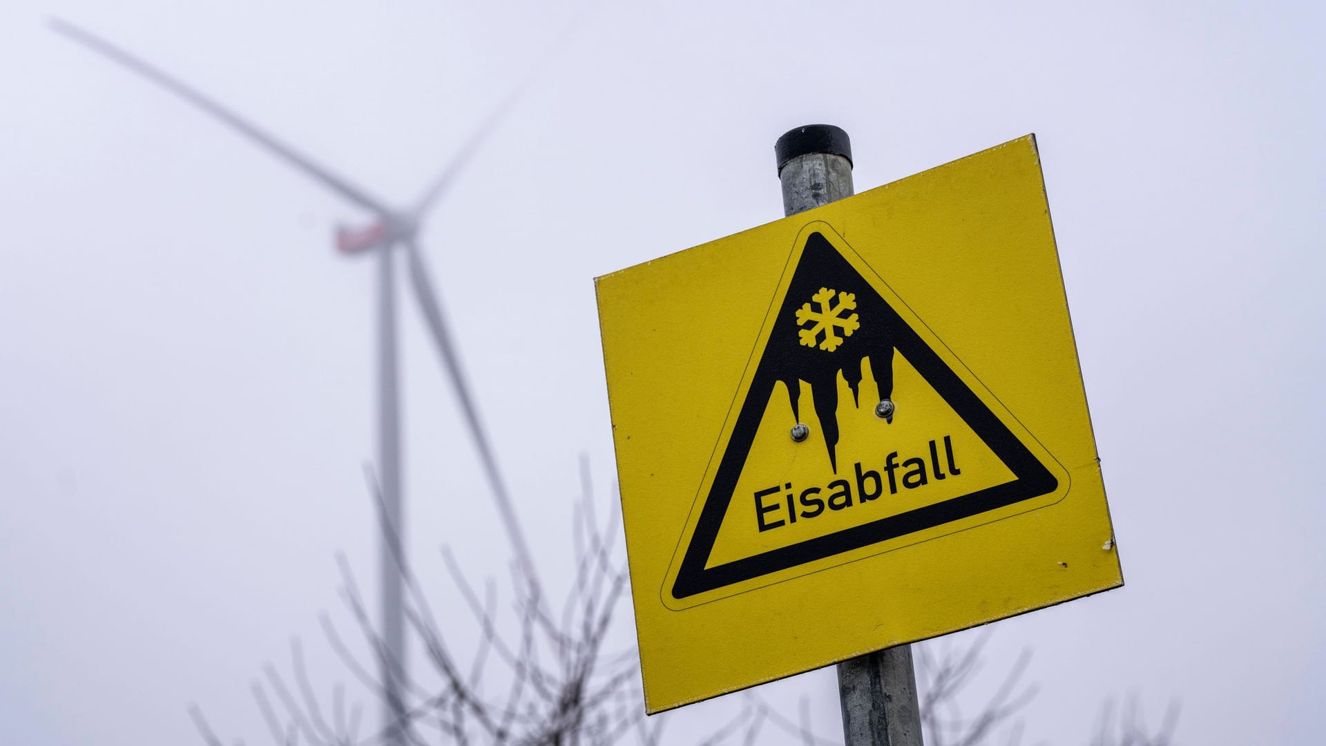 Ein Schild warnt vor gefährlichen Eiszapfen: In Köln und der Region drohen am Wochenende eisige Temperaturen von bis zu -8 Grad.