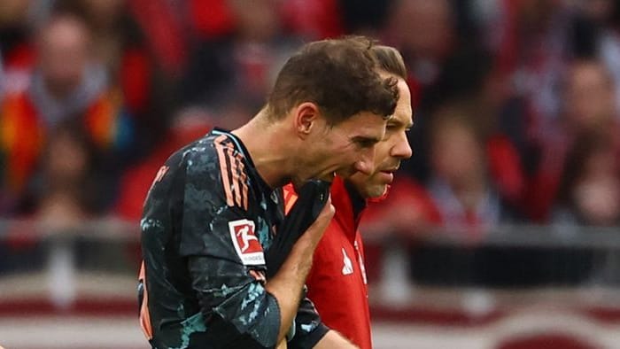 Enttäuscht: Bayerns Leon Goretzka muss gegen Freiburg verletzt vom Platz.