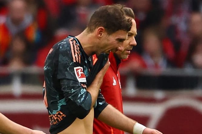 Enttäuscht: Bayerns Leon Goretzka muss gegen Freiburg verletzt vom Platz.