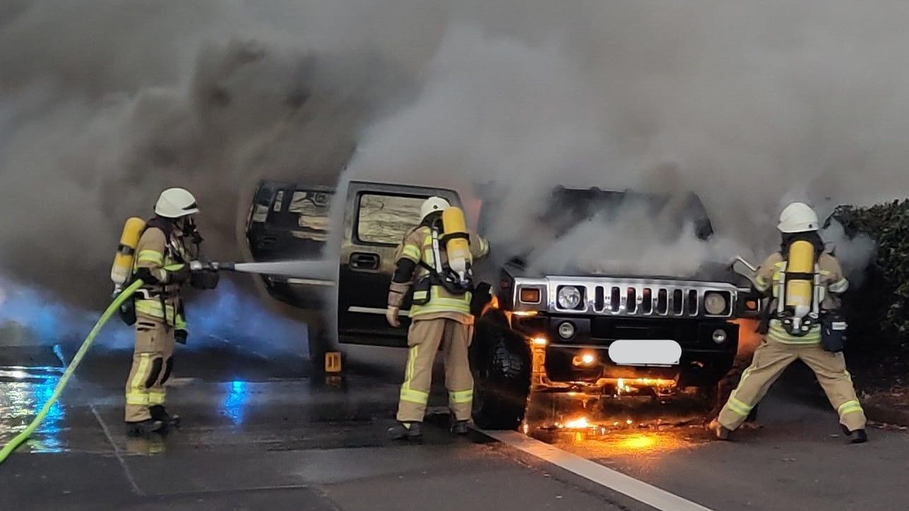 Die Feuerwehr bei den Löscharbeiten: Die Partygäste kamen mit dem Schrecken davon.