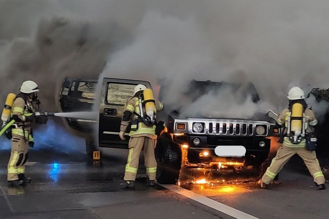 Die Feuerwehr bei den Löscharbeiten: Die Partygäste kamen mit dem Schrecken davon.