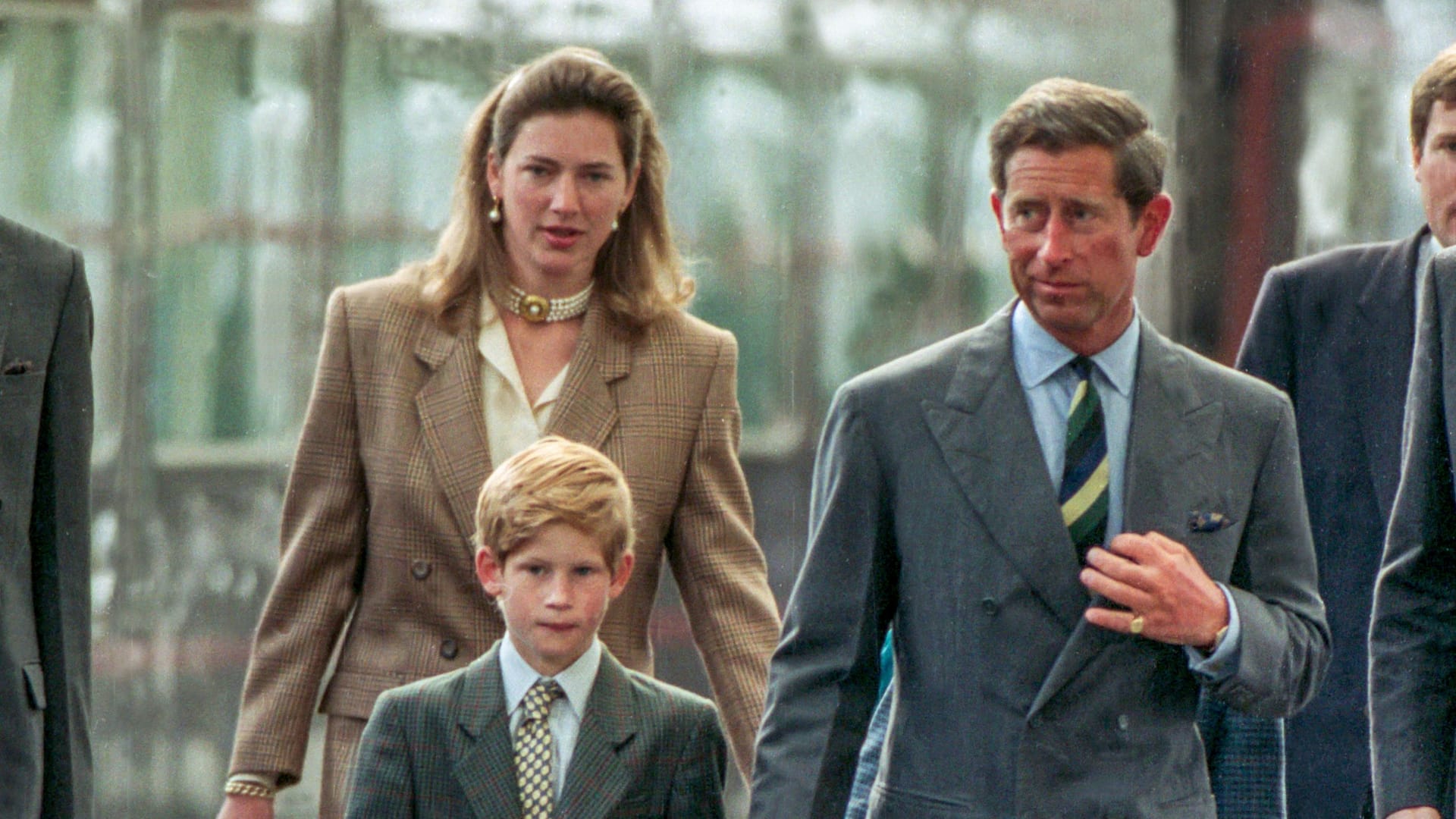 Der damalige Prinz Charles mit seinem Sohn Prinz Harry und Kindermädchen Tiggy Legge-Bourke 1993 in Schottland