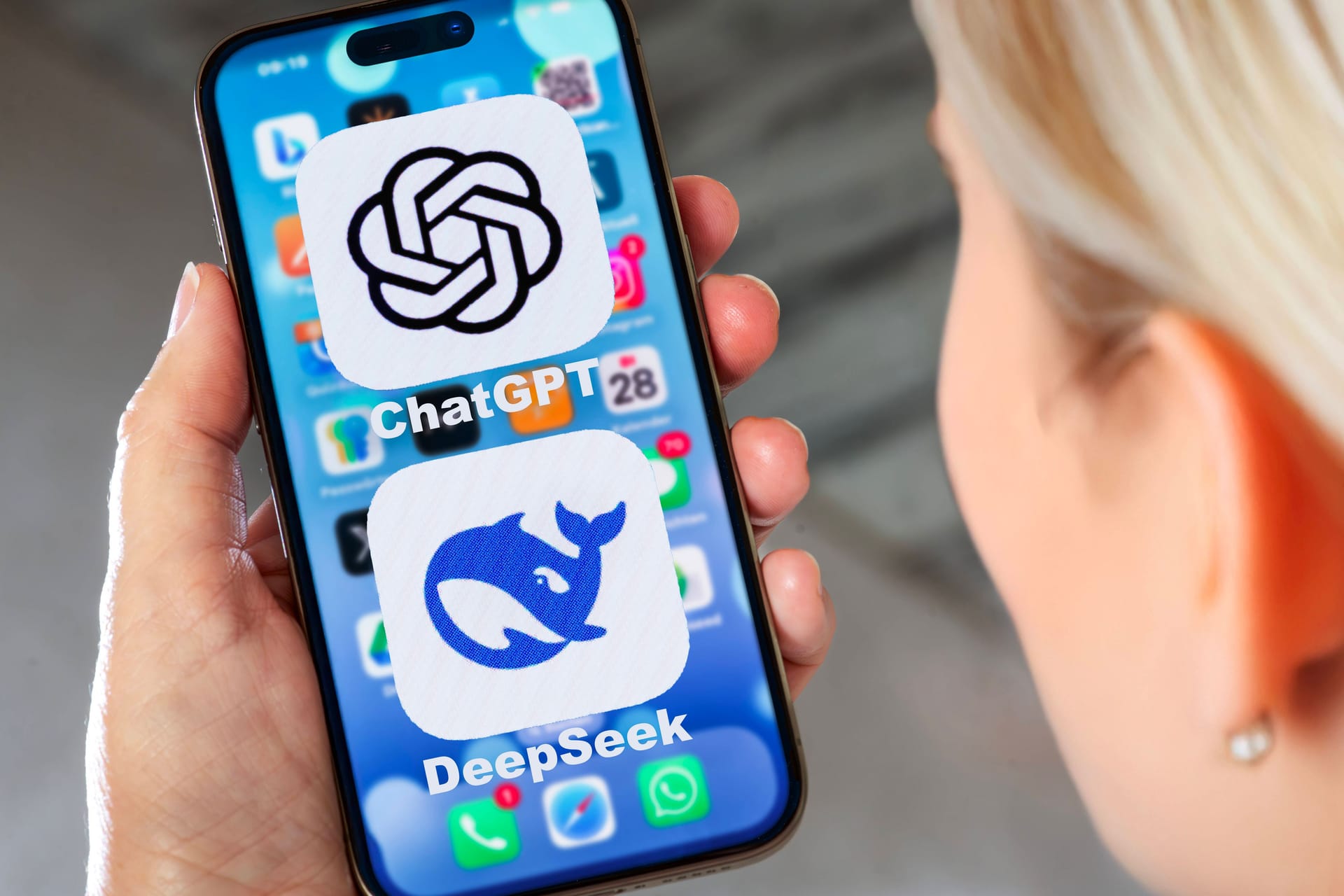 DeepSeek und ChatGPT auf einem Handy: Das neue chinesische KI-Sprachmodell setzt den US-Konkurrenten gehörig unter Druck.