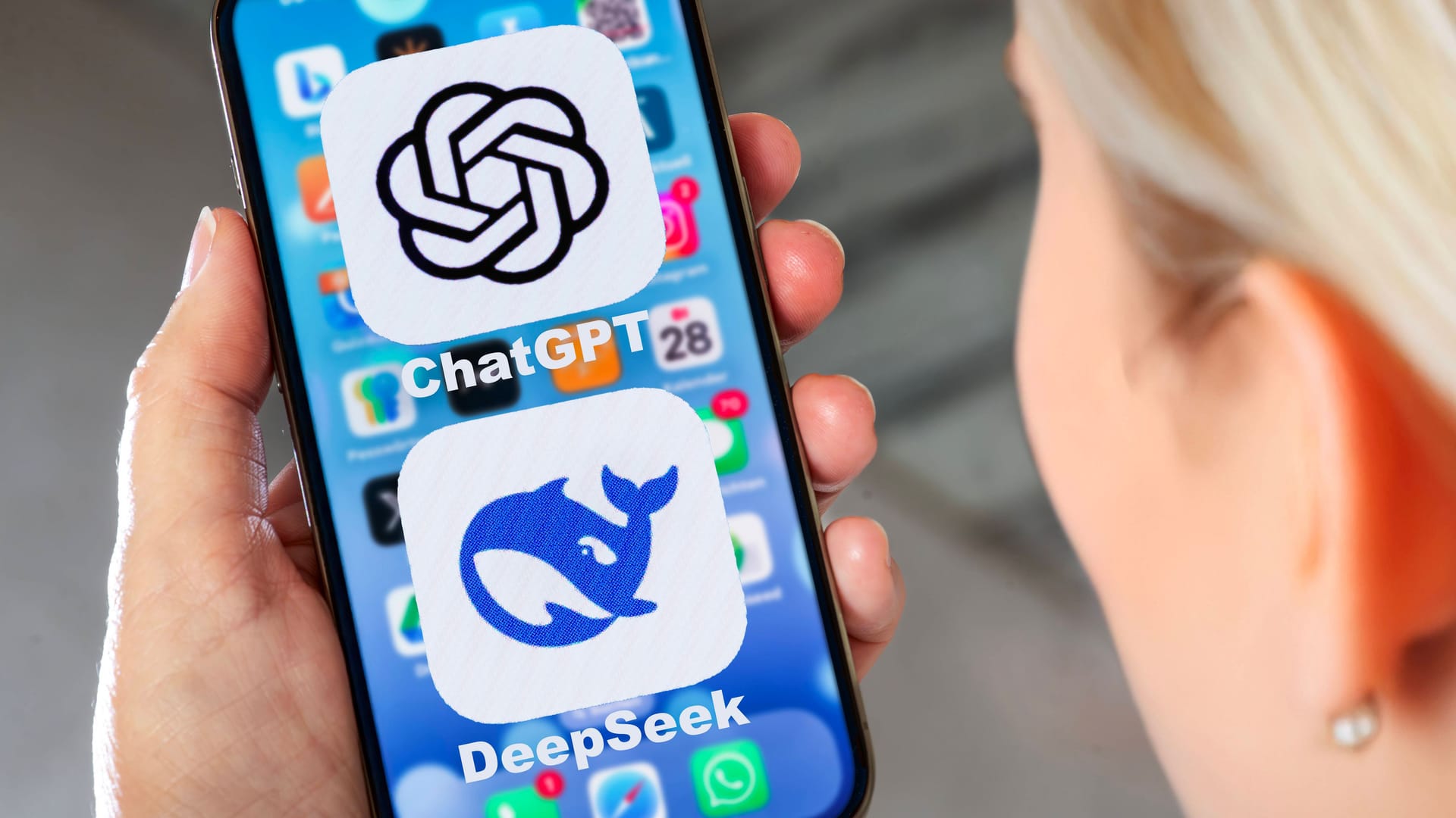 DeepSeek und ChatGPT auf einem Handy: Das neue chinesische KI-Sprachmodell setzt den US-Konkurrenten gehörig unter Druck.