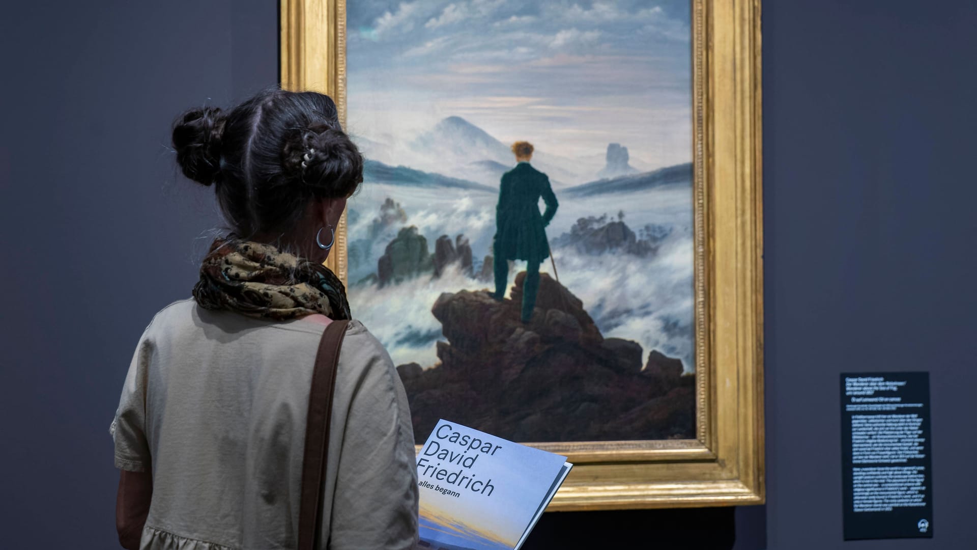 Eine Person schaut auf Caspar David Friedrichs "Wanderer über dem Nebelmeer" (Archivbild): Der Maler lockte 2024 335.000 Besucher in die Kunsthalle Hamburg.