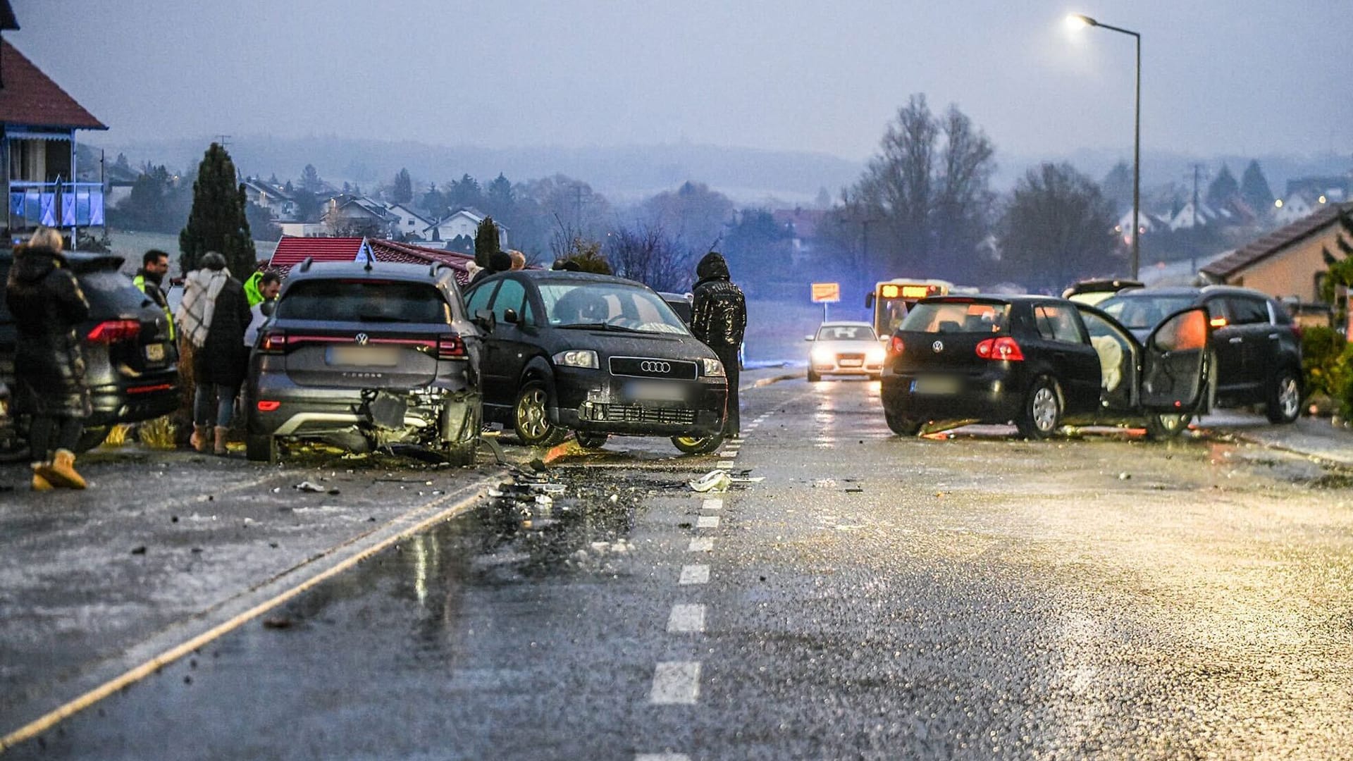 Unfall nach Glatteis mit mehreren Fahrzeugen