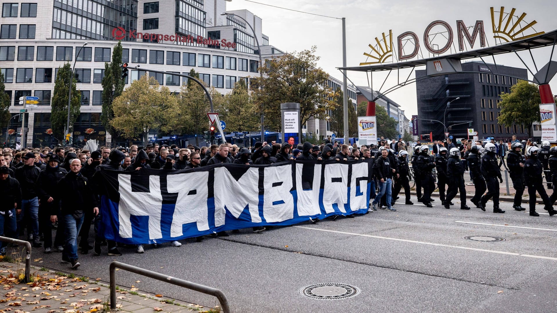 HSV-Fans marschieren unter Polizei-Aufsicht der Polizei ins Millerntor-Stadion (Archivbild): Solche Einsätze müssen bald die Klubs bezahlen.