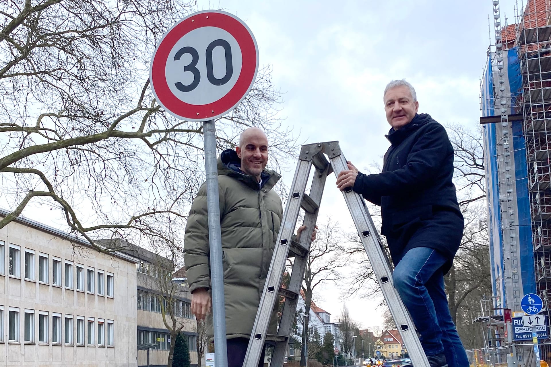 Oberbürgermeister Belit Onay und Stadtbaurat Thomas Vielhaber enthüllen ein Tempo-30-Schild vor dem Lister Turm: Die Stadt Hannnover will auf mehr Strecken die Geschwindigkeit reduzieren.