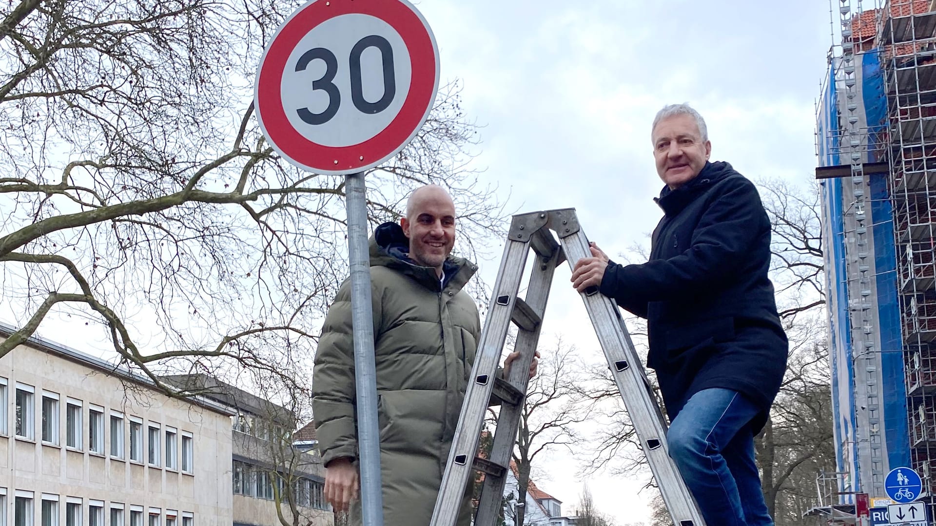 Oberbürgermeister Belit Onay und Stadtbaurat Thomas Vielhaber enthüllen ein Tempo-30-Schild vor dem Lister Turm: Die Stadt Hannnover will auf mehr Strecken die Geschwindigkeit reduzieren.