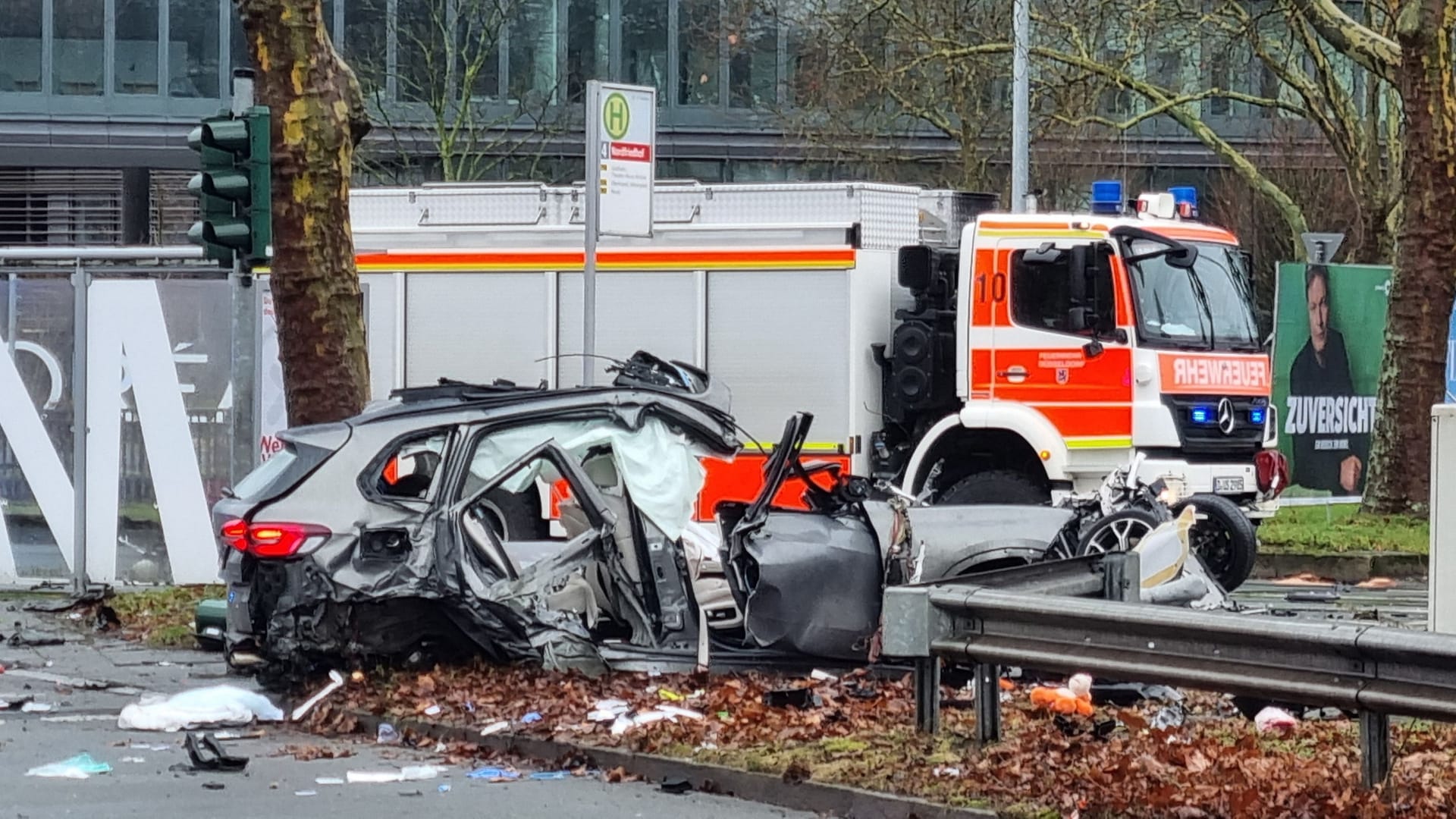 Der komplett zerstörte BMW: Vier weitere Menschen wurden bei dem Unfall verletzt.