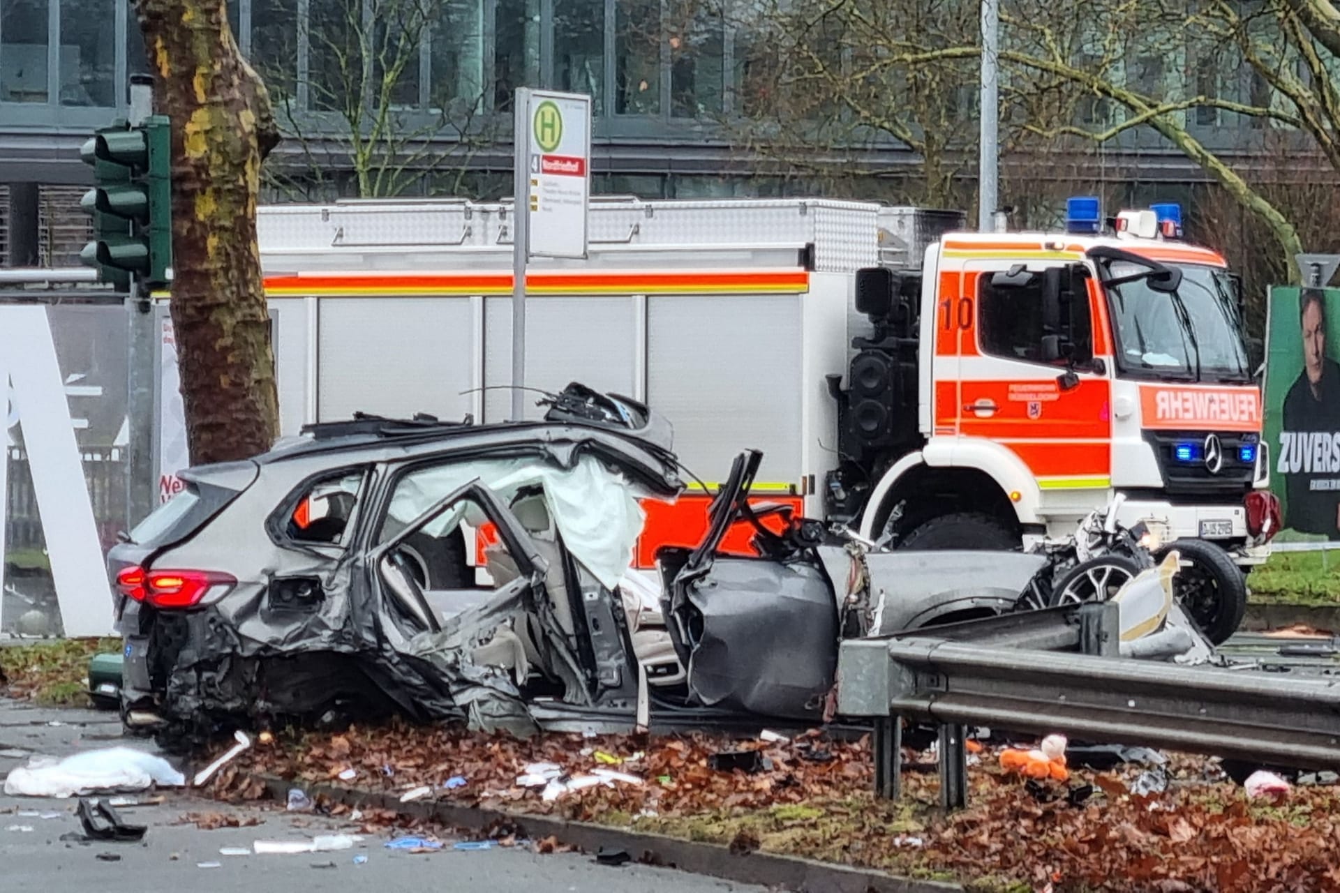 Der komplett zerstörte BMW: Vier weitere Menschen wurden bei dem Unfall verletzt.