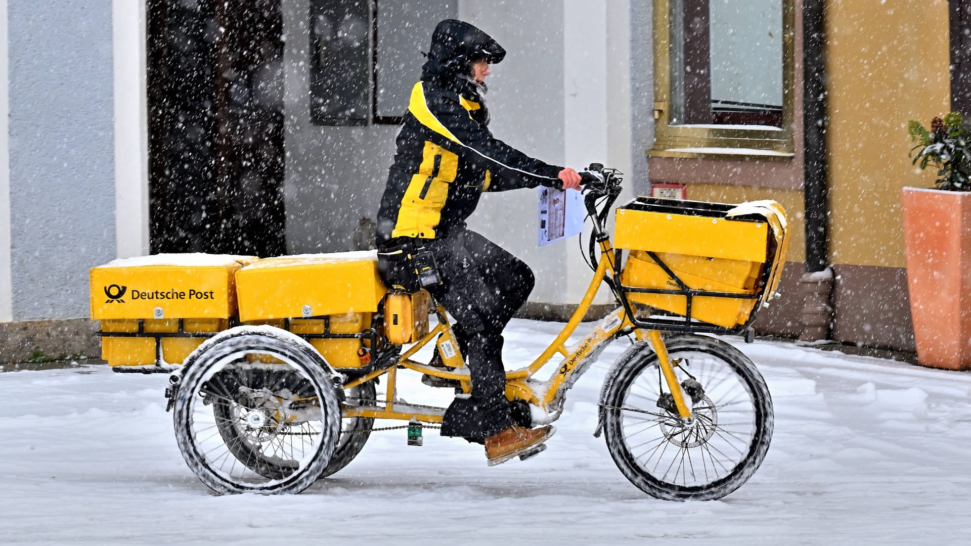 Auch bei Schnee: Brief- und Paketzusteller sind in ihrem Berufsalltag jedem Wetter ausgesetzt.