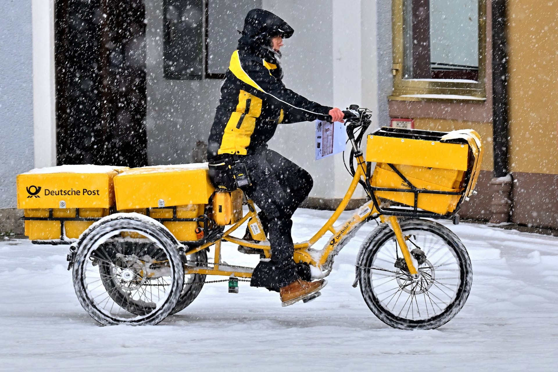 Auch bei Schnee: Brief- und Paketzusteller sind in ihrem Berufsalltag jedem Wetter ausgesetzt.